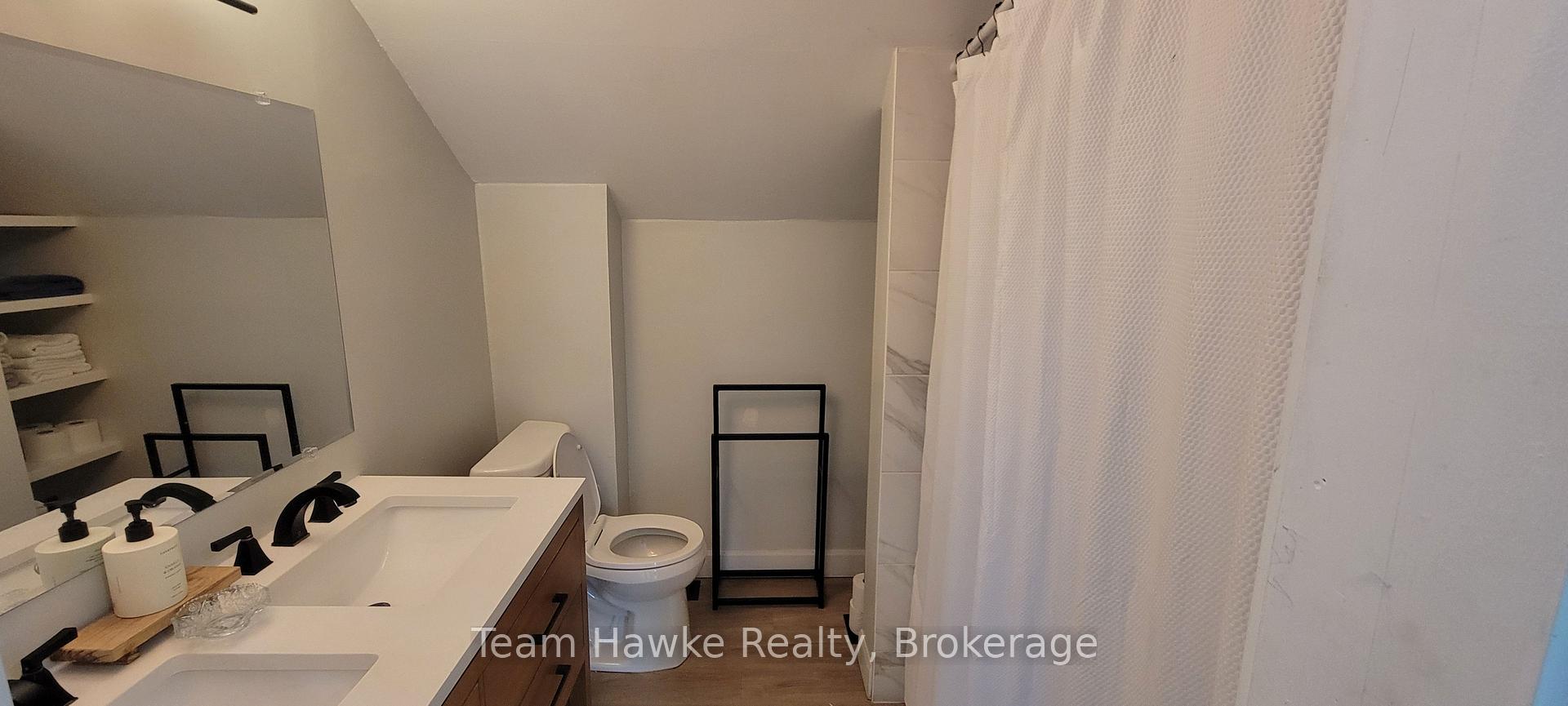 Photo 10 of 343 Yonge Street, Midland — HOMEH