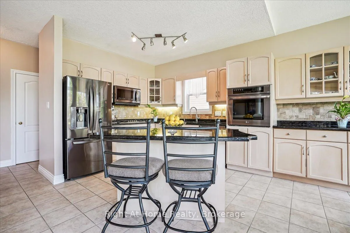 Photo 12 of 122 Hawkswood Drive, Kitchener — HOMEH