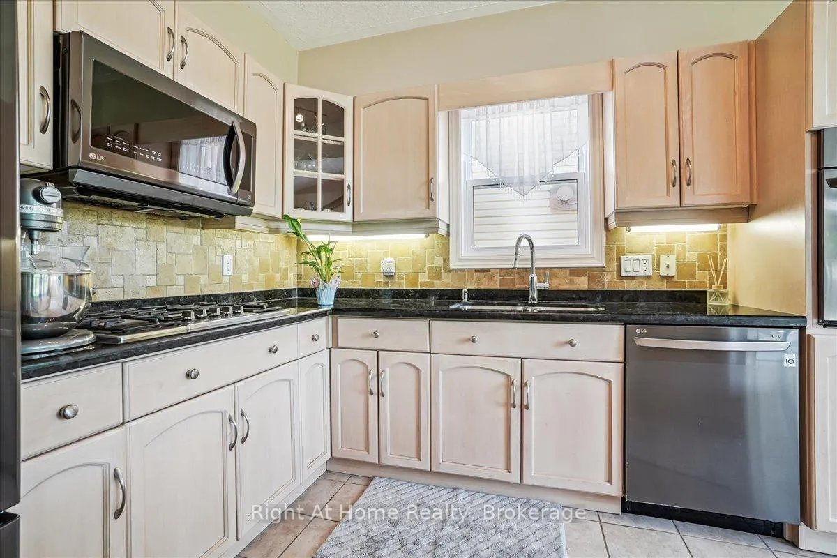 Photo 13 of 122 Hawkswood Drive, Kitchener — HOMEH
