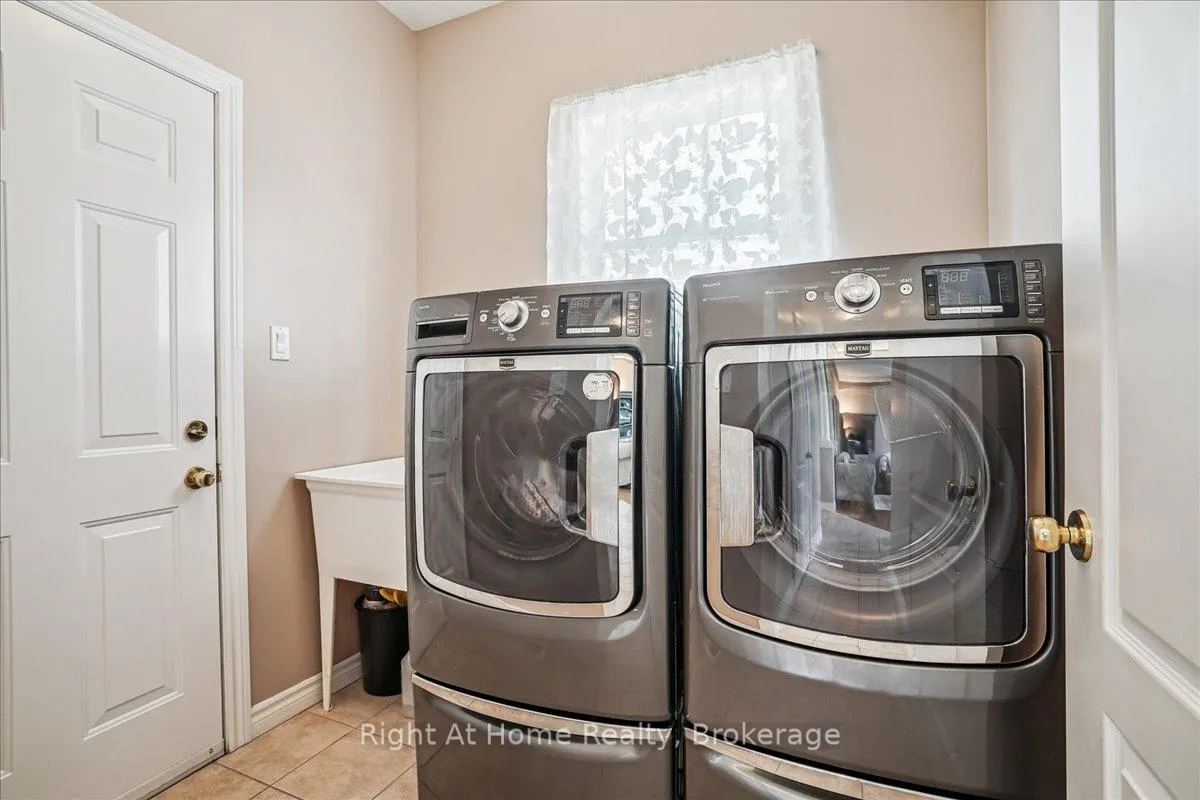 Photo 17 of 122 Hawkswood Drive, Kitchener — HOMEH