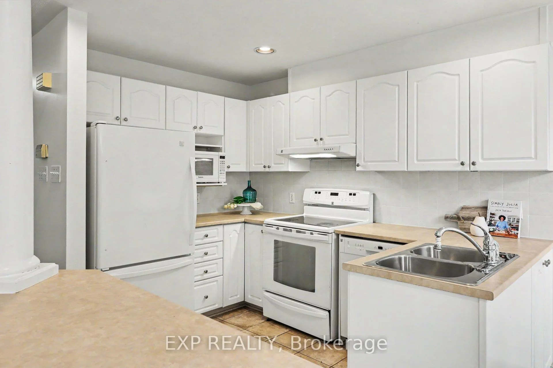 Photo 10 of 6322 Sablewood Place, Ottawa, Chapel Hill — HOMEH