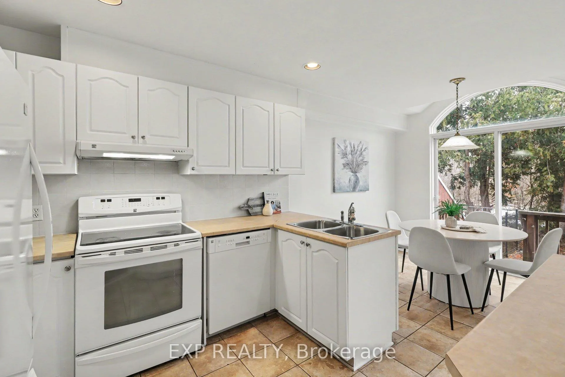 Photo 12 of 6322 Sablewood Place, Ottawa, Chapel Hill — HOMEH