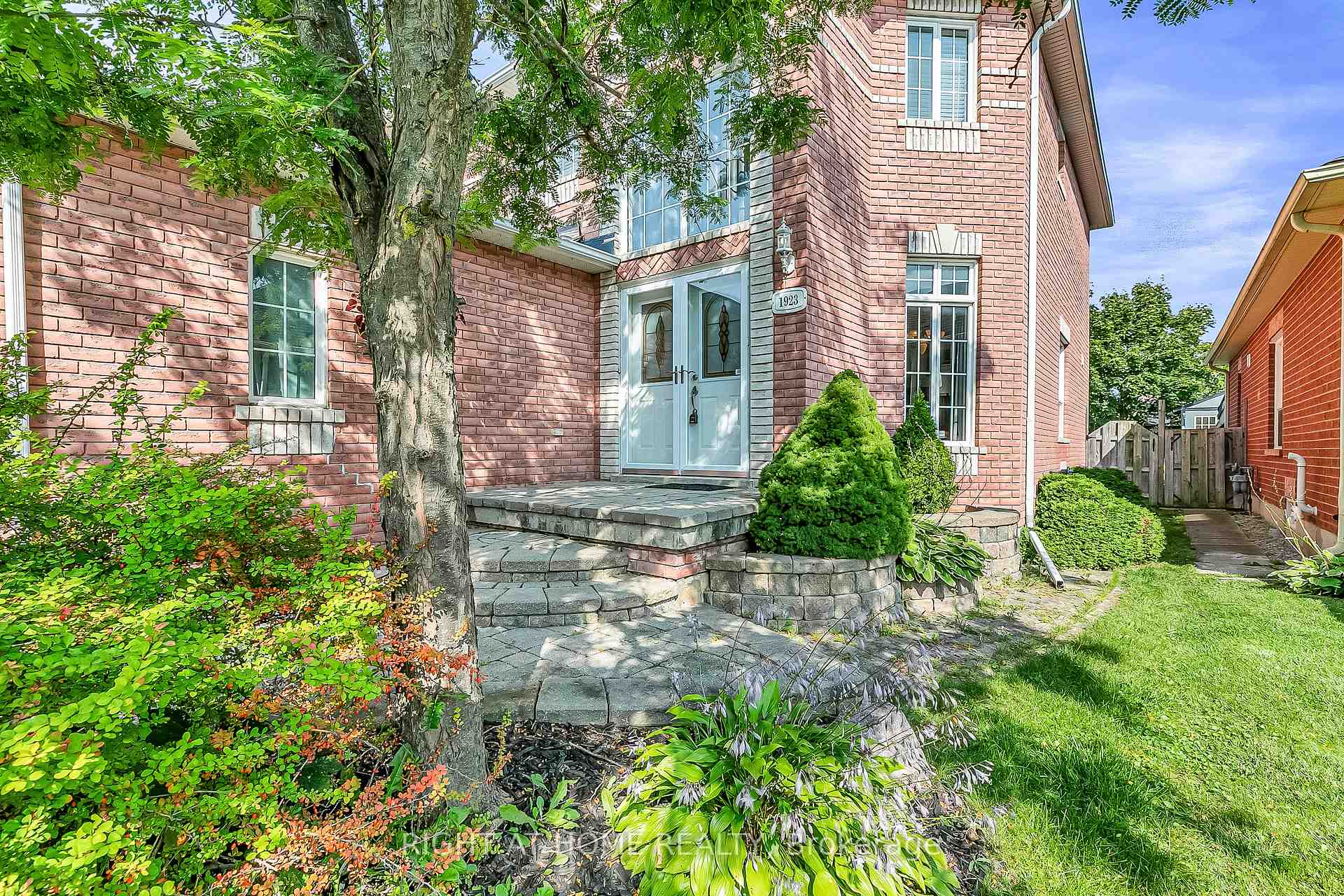 Photo 3 of 1923 Emerald Court, Innisfil, Alcona — HOMEH