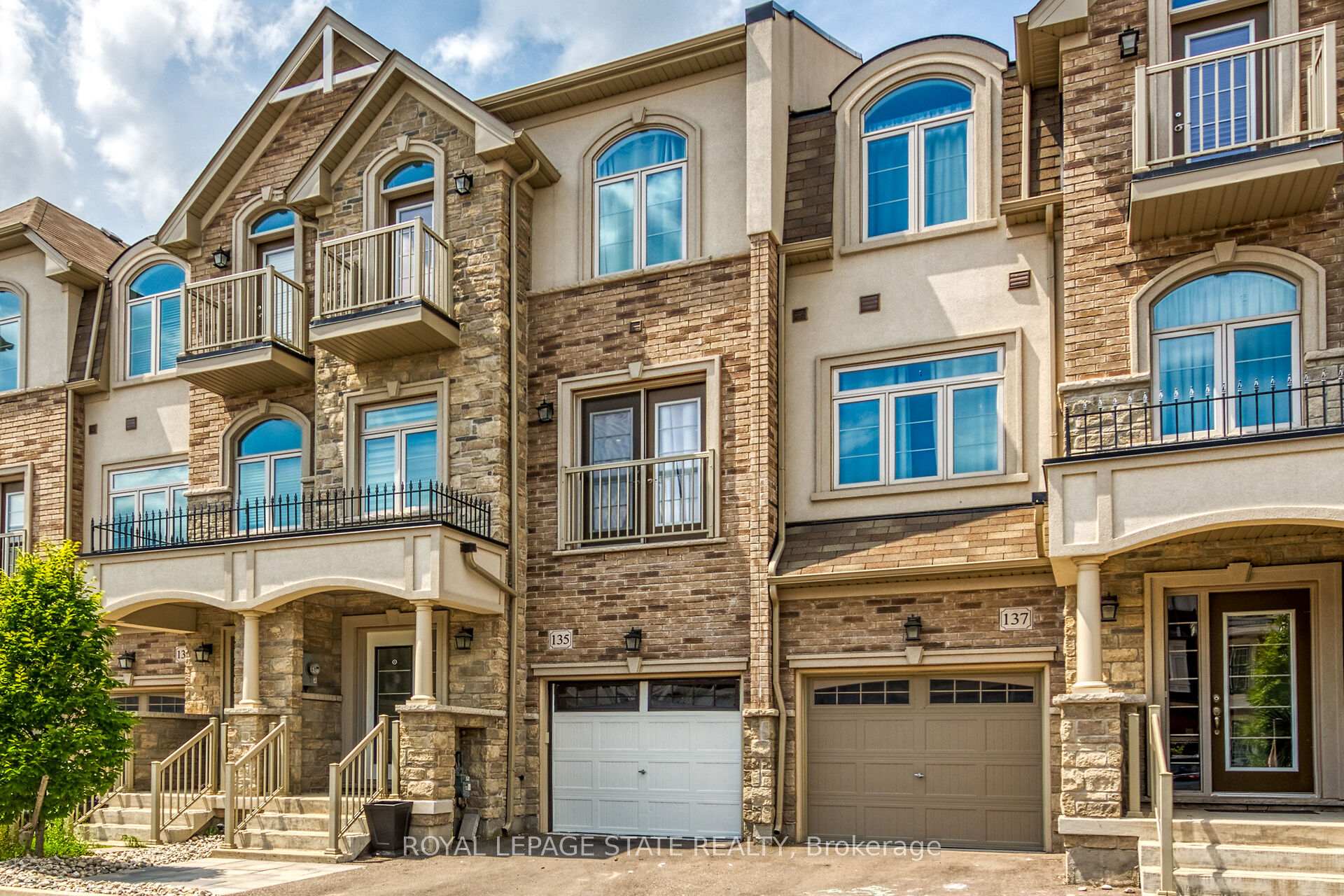 Photo 2 of 135 Borers Creek Circle, Hamilton, Waterdown — HOMEH