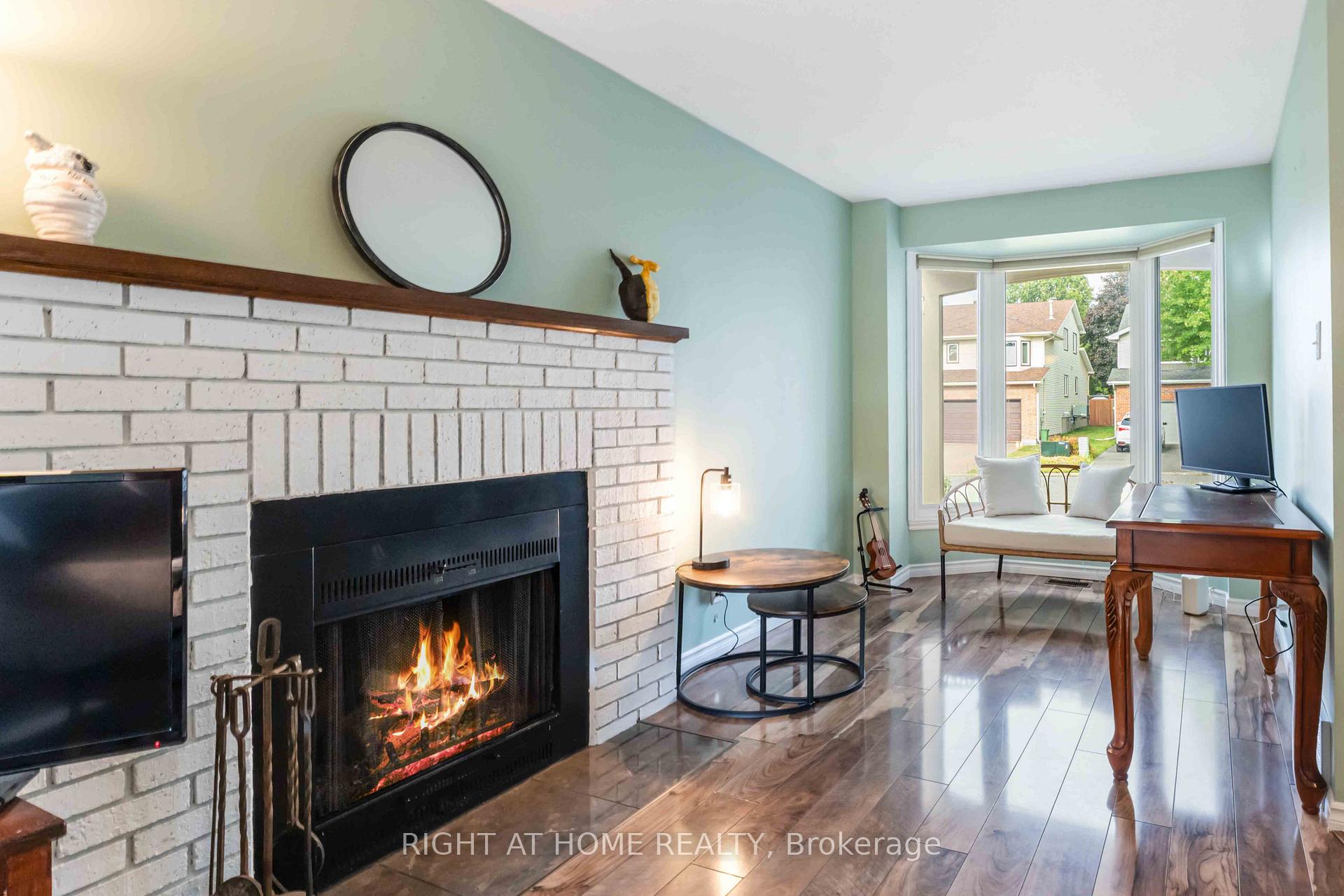 Photo 4 of 8 Stable Way, Ottawa, Kanata - Bridlewood — HOMEH