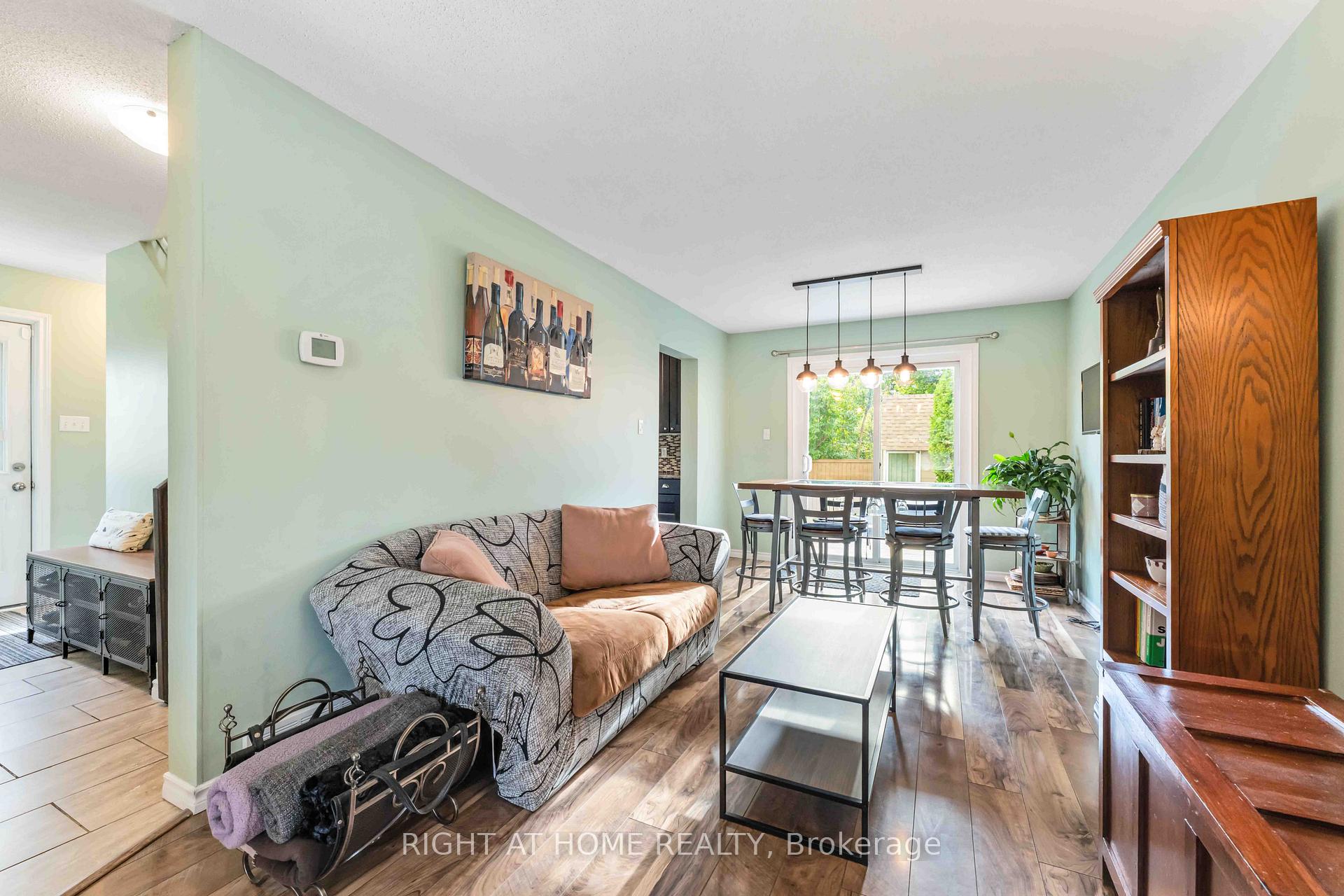 Photo 5 of 8 Stable Way, Ottawa, Kanata - Bridlewood — HOMEH
