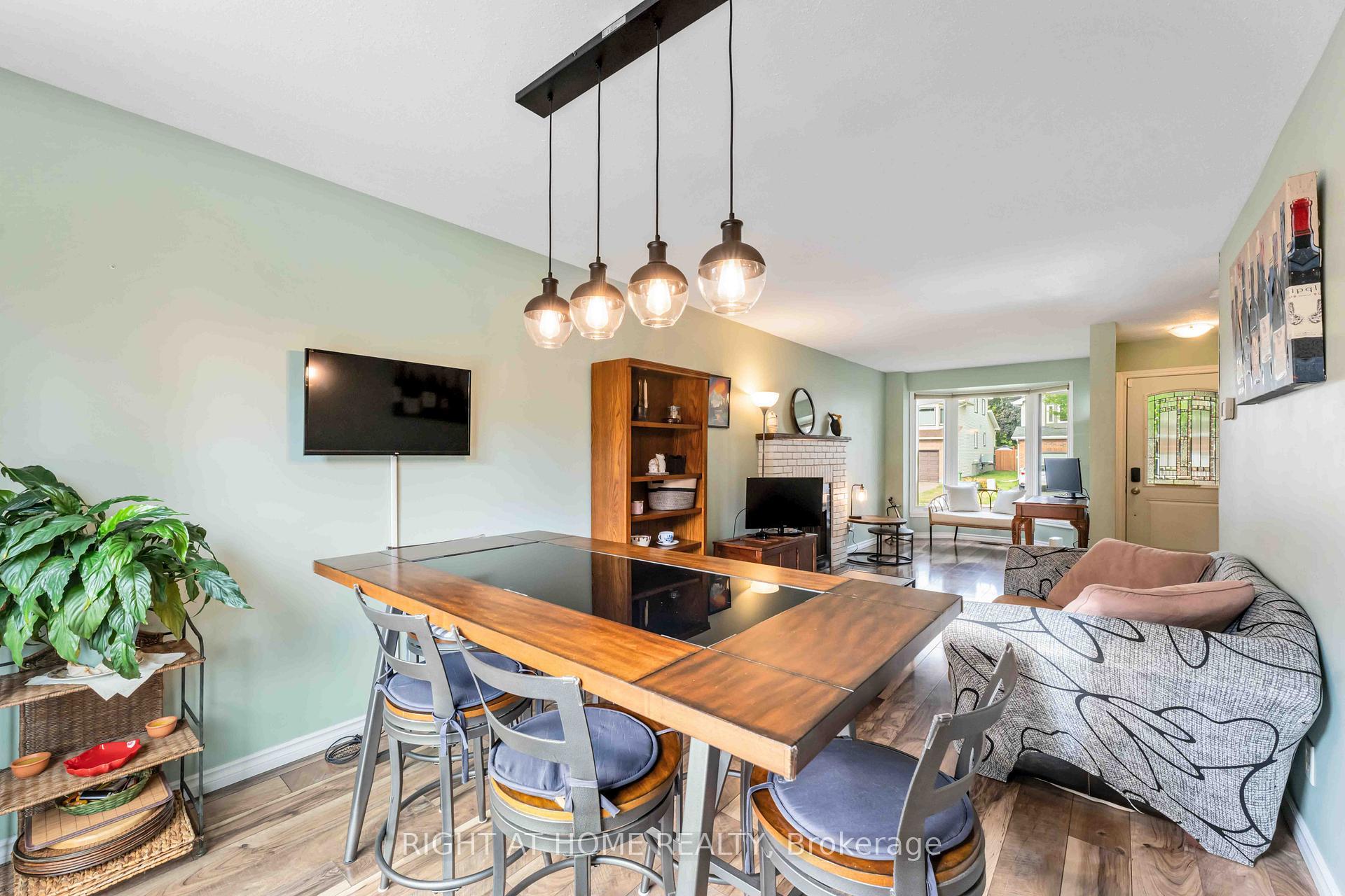 Photo 7 of 8 Stable Way, Ottawa, Kanata - Bridlewood — HOMEH