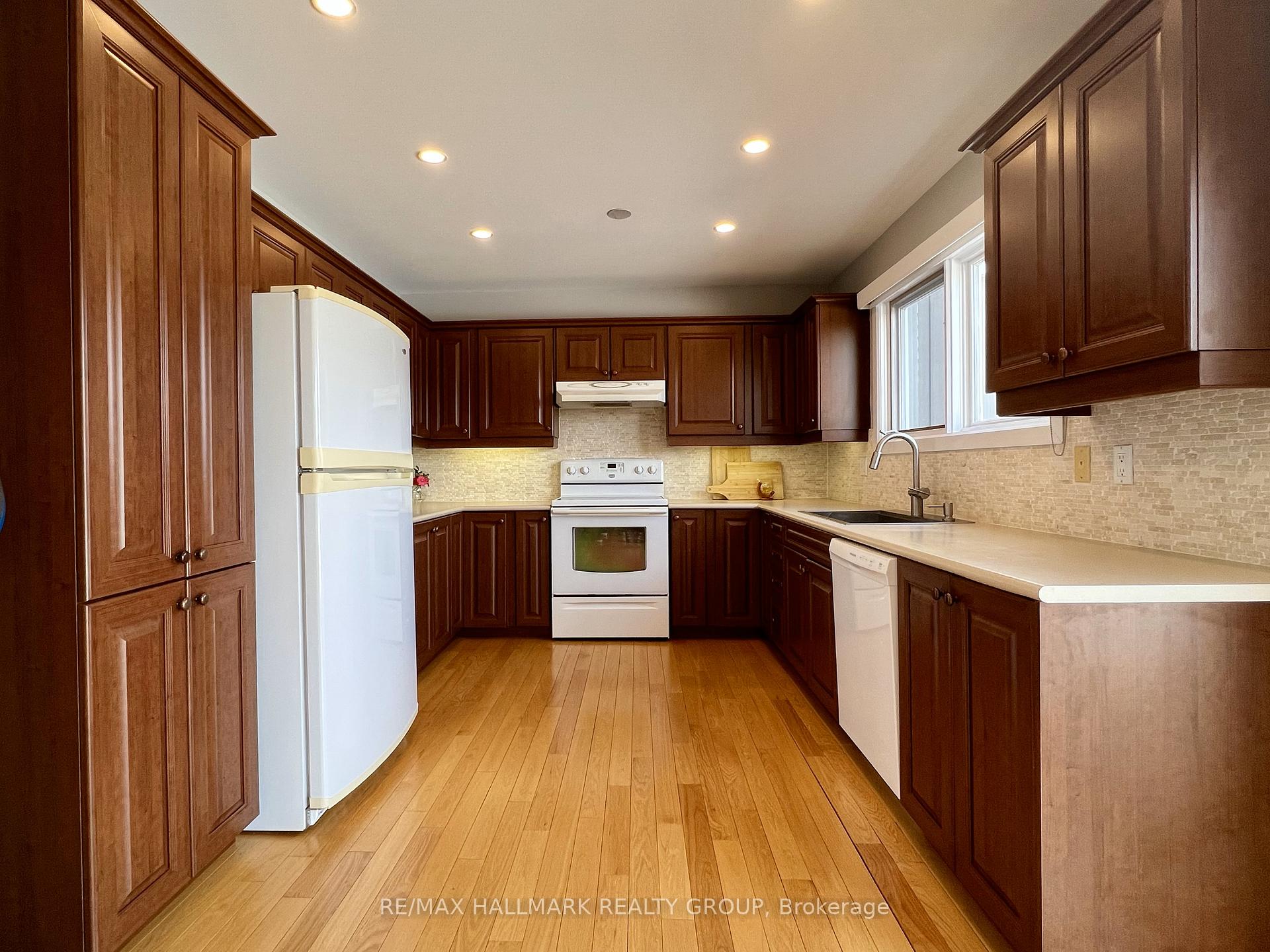 Photo 10 of 1075 Arnot Road, Ottawa, Courtland Park — HOMEH