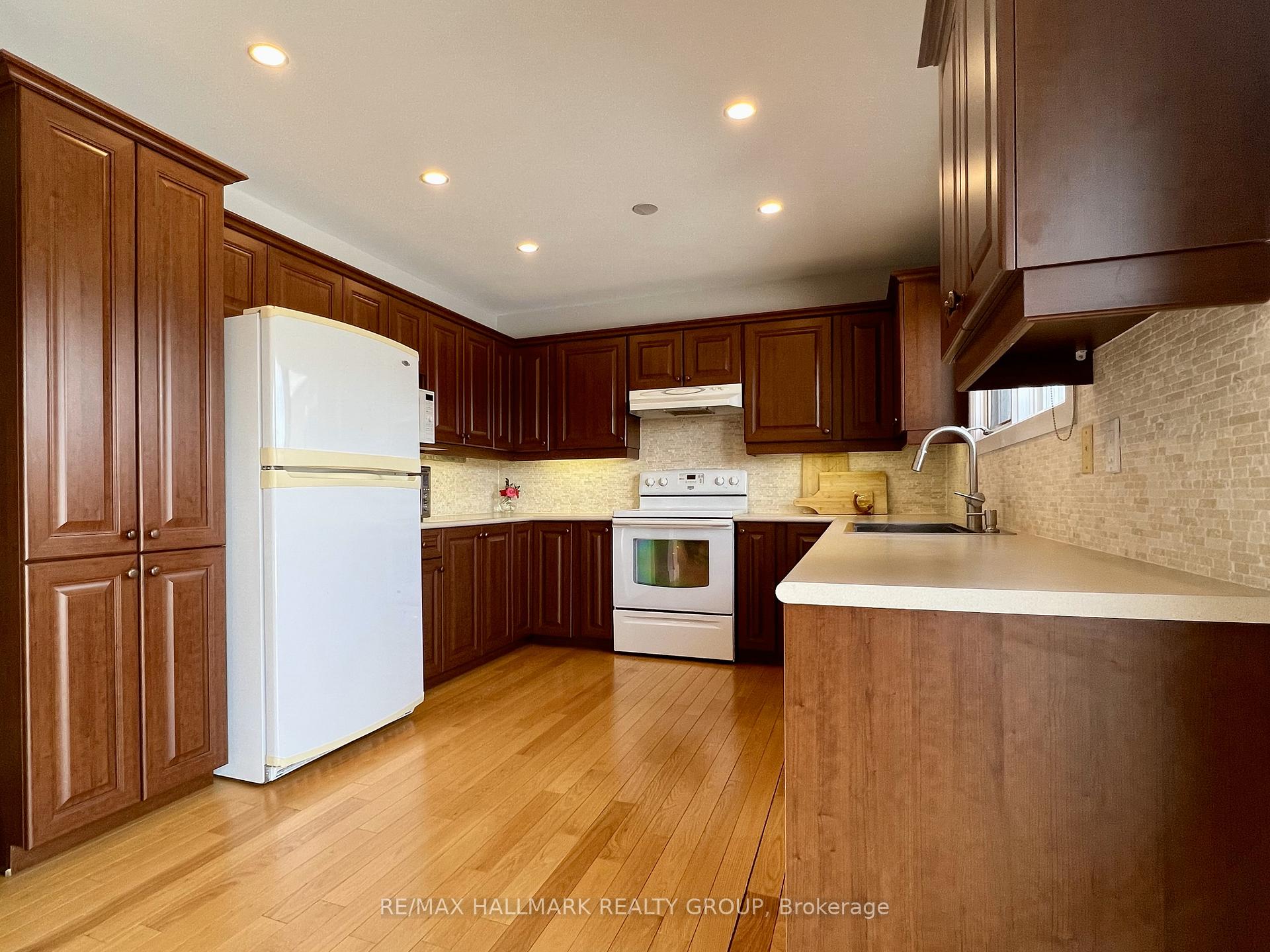 Photo 11 of 1075 Arnot Road, Ottawa, Courtland Park — HOMEH