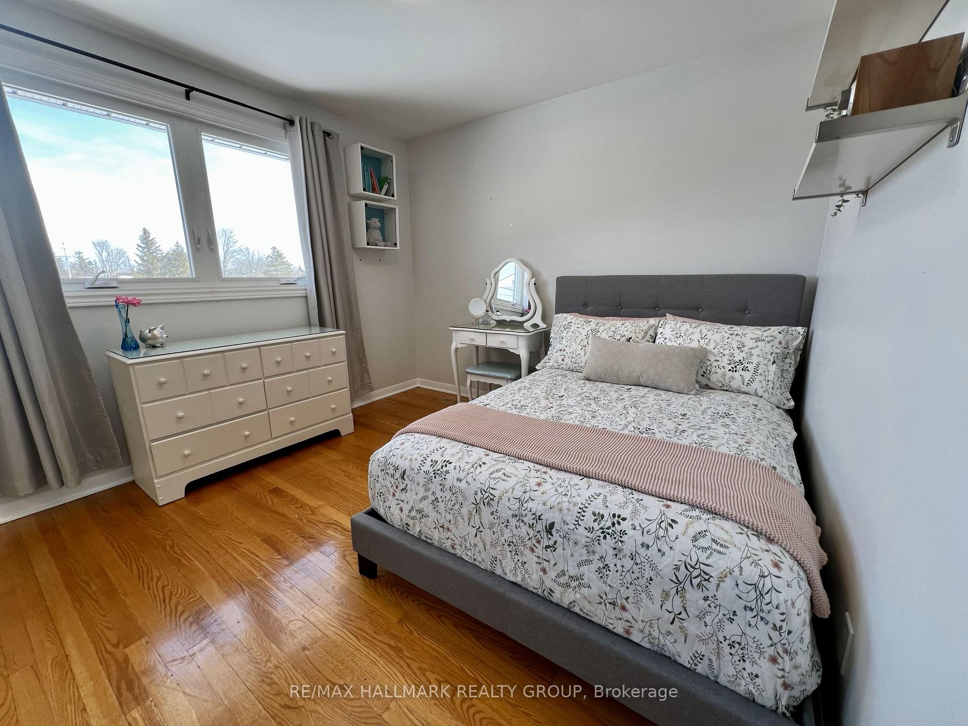 Photo 12 of 1075 Arnot Road, Ottawa, Courtland Park — HOMEH