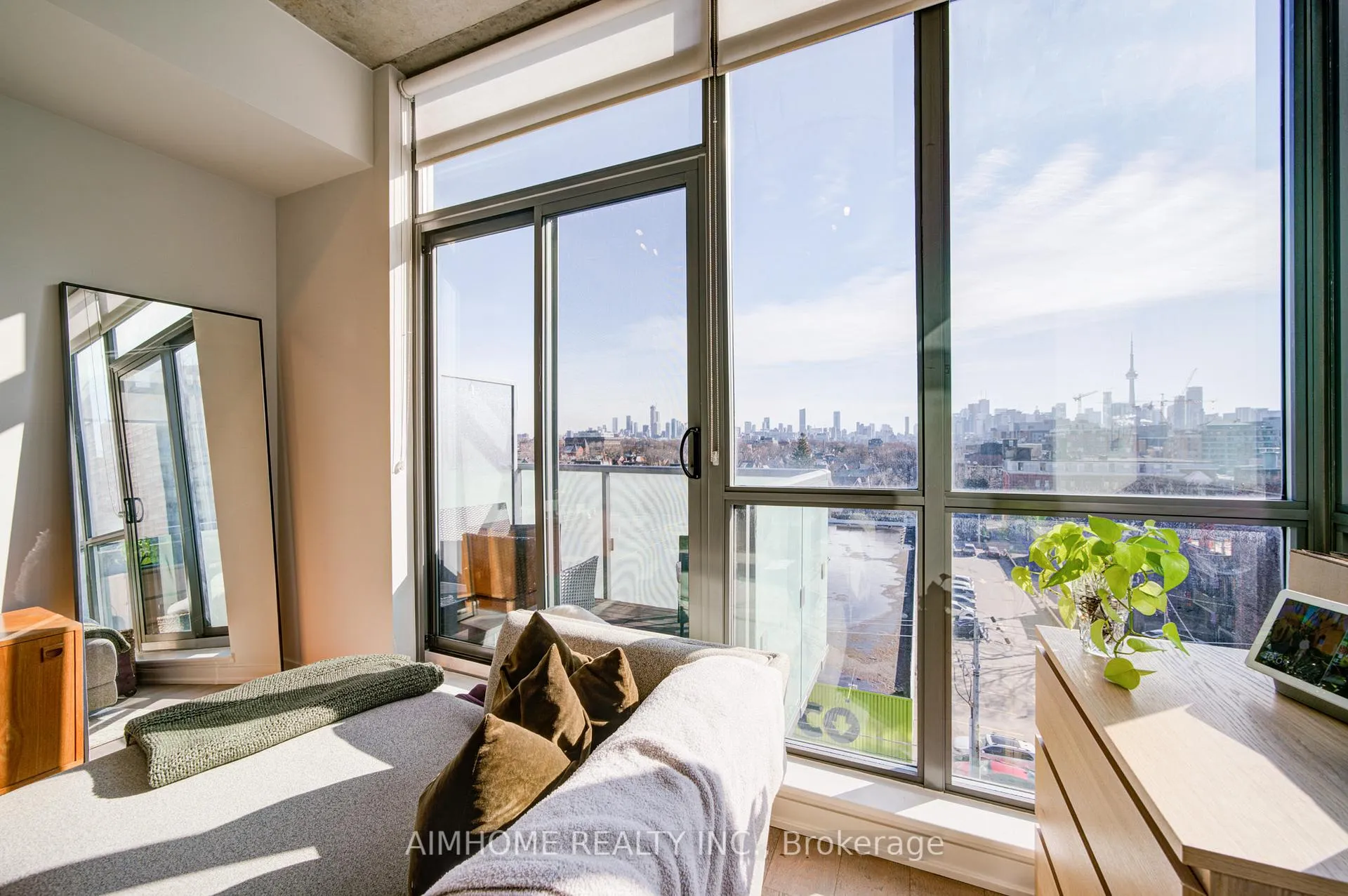 Photo 3 of Unit 610, 8 Gladstone Avenue, Toronto, Little Portugal — HOMEH