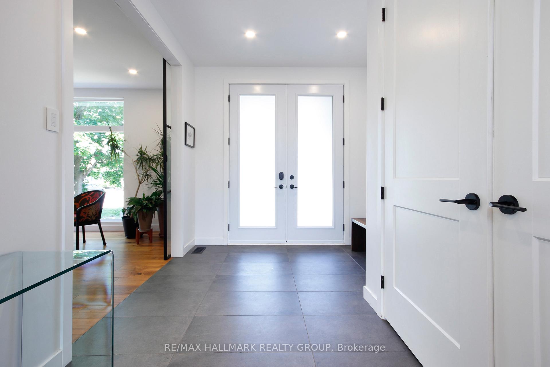 Photo 3 of 216 Hudson Avenue, Ottawa, Courtland Park — HOMEH