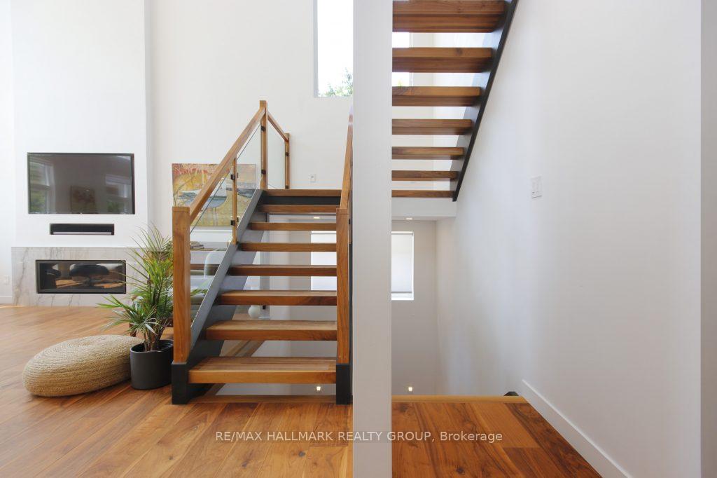 Photo 17 of 216 Hudson Avenue, Ottawa, Courtland Park — HOMEH