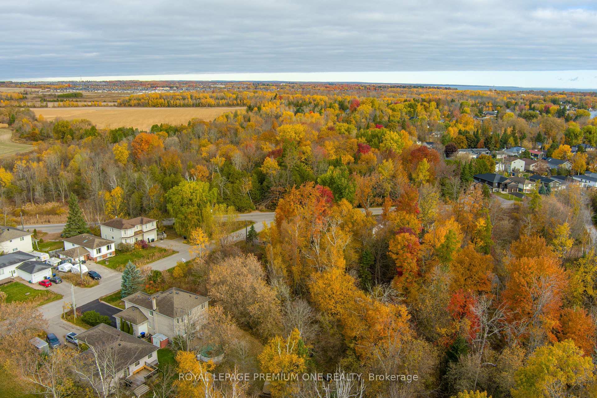 Photo 10 of 909a Willow Street, Innisfil, Lefroy — HOMEH