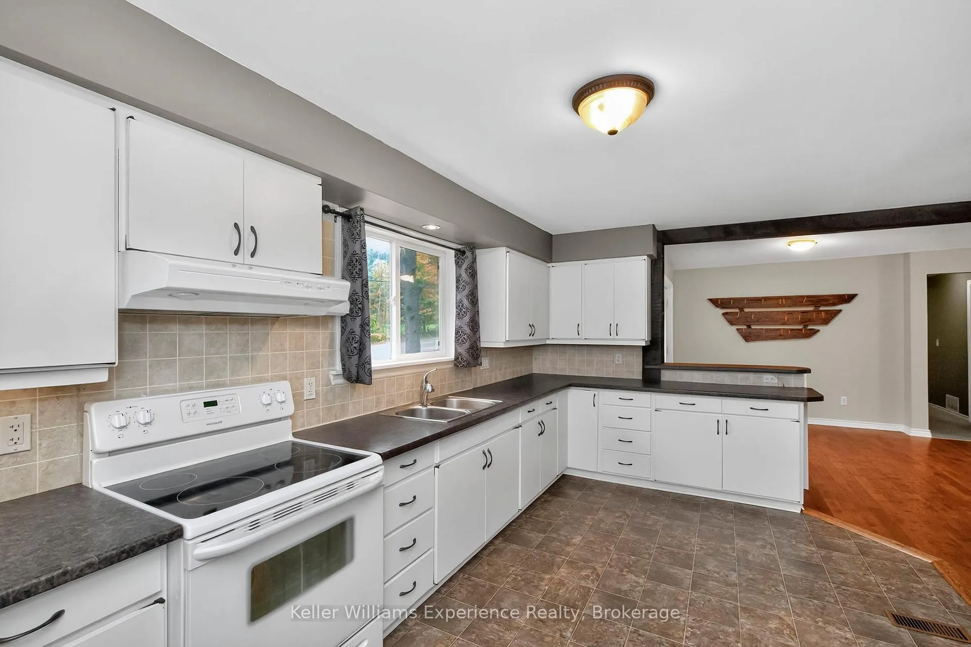 Photo 4 of 1504 Golf Link Road, Midland — HOMEH