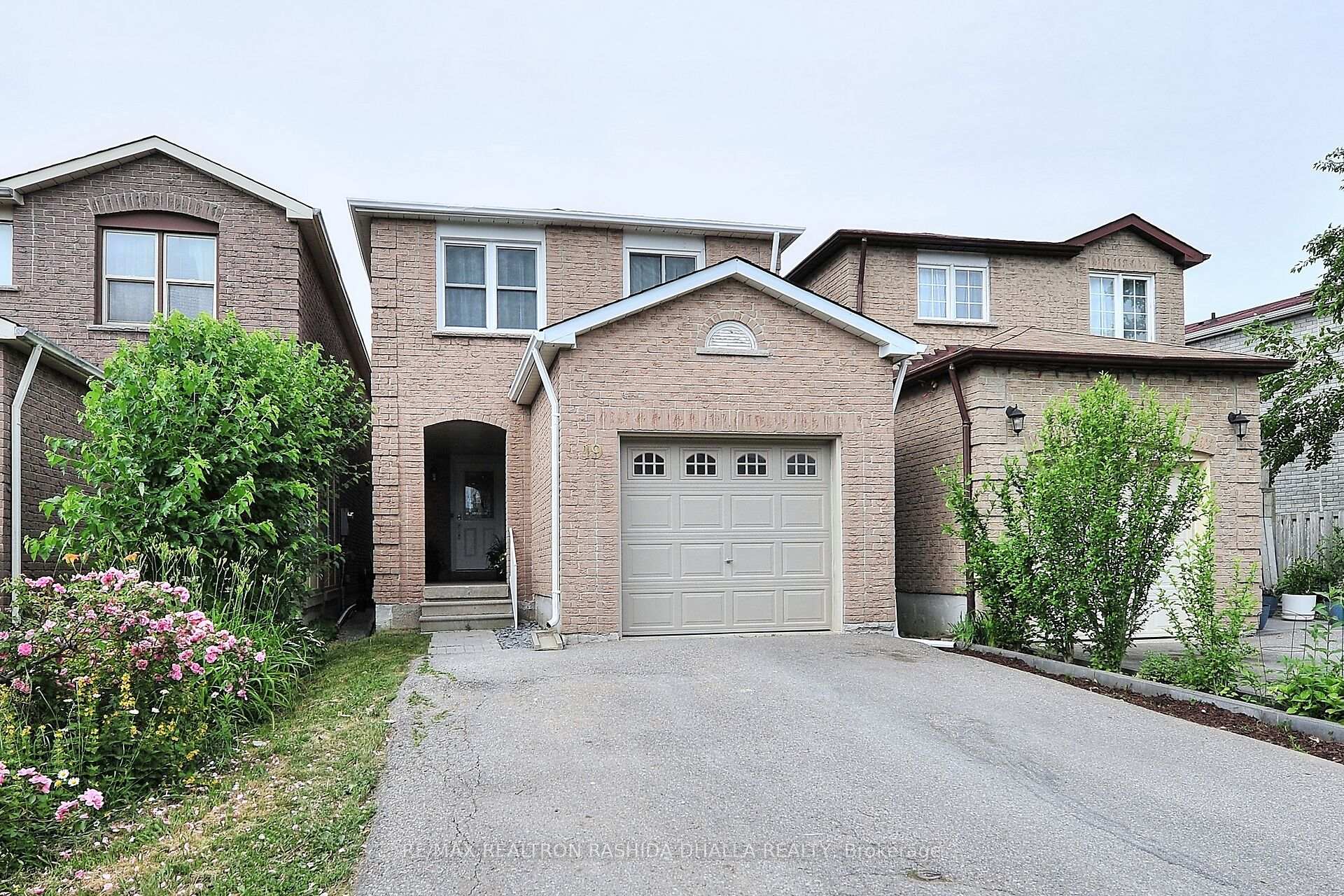 Photo 2 of 19 Rosseter Road, Markham, Middlefield — HOMEH
