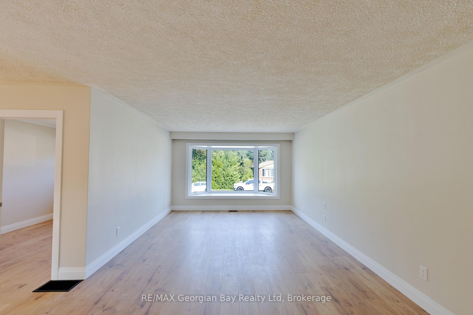 Photo 5 of 124 Ninth Street, Midland — HOMEH