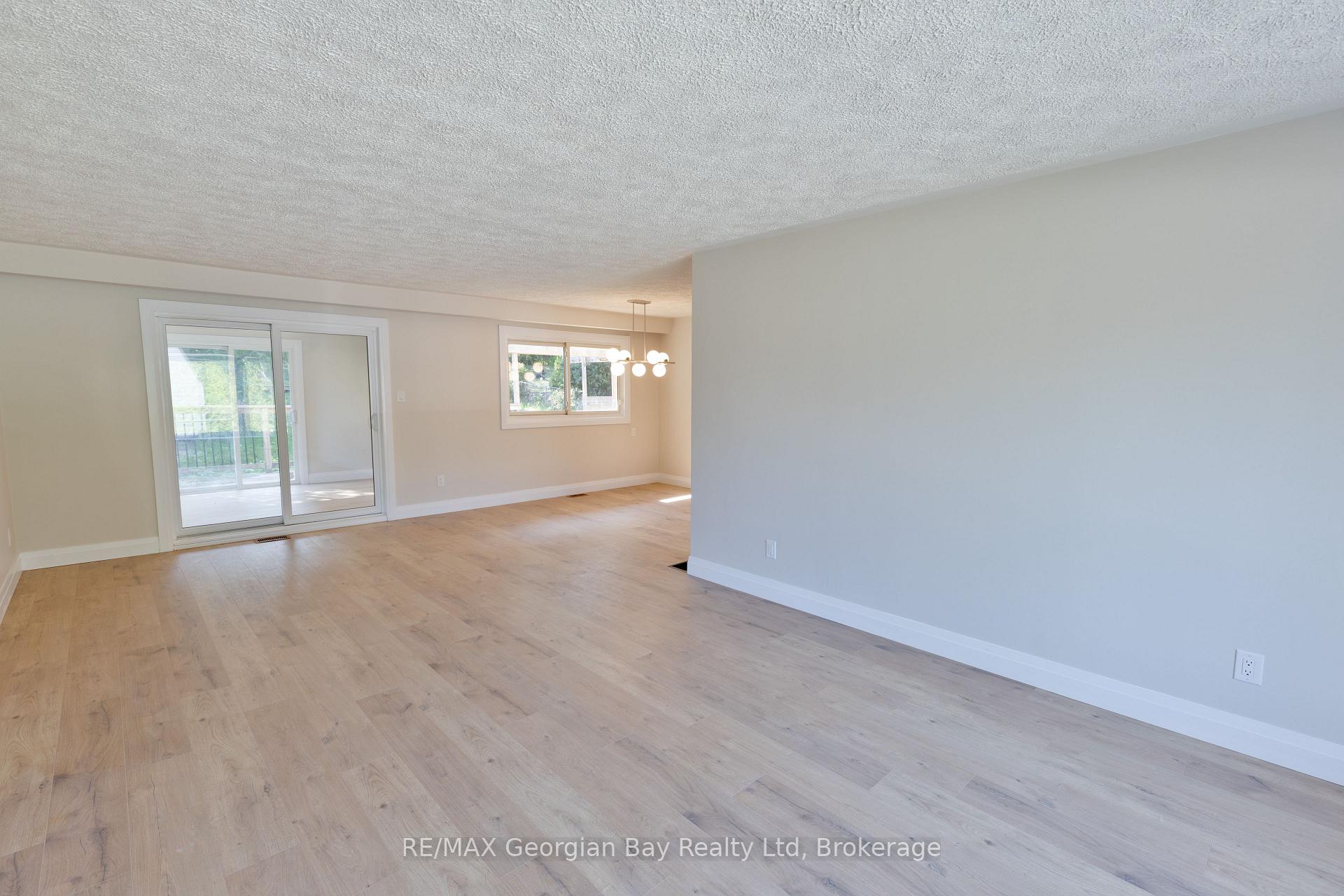 Photo 6 of 124 Ninth Street, Midland — HOMEH