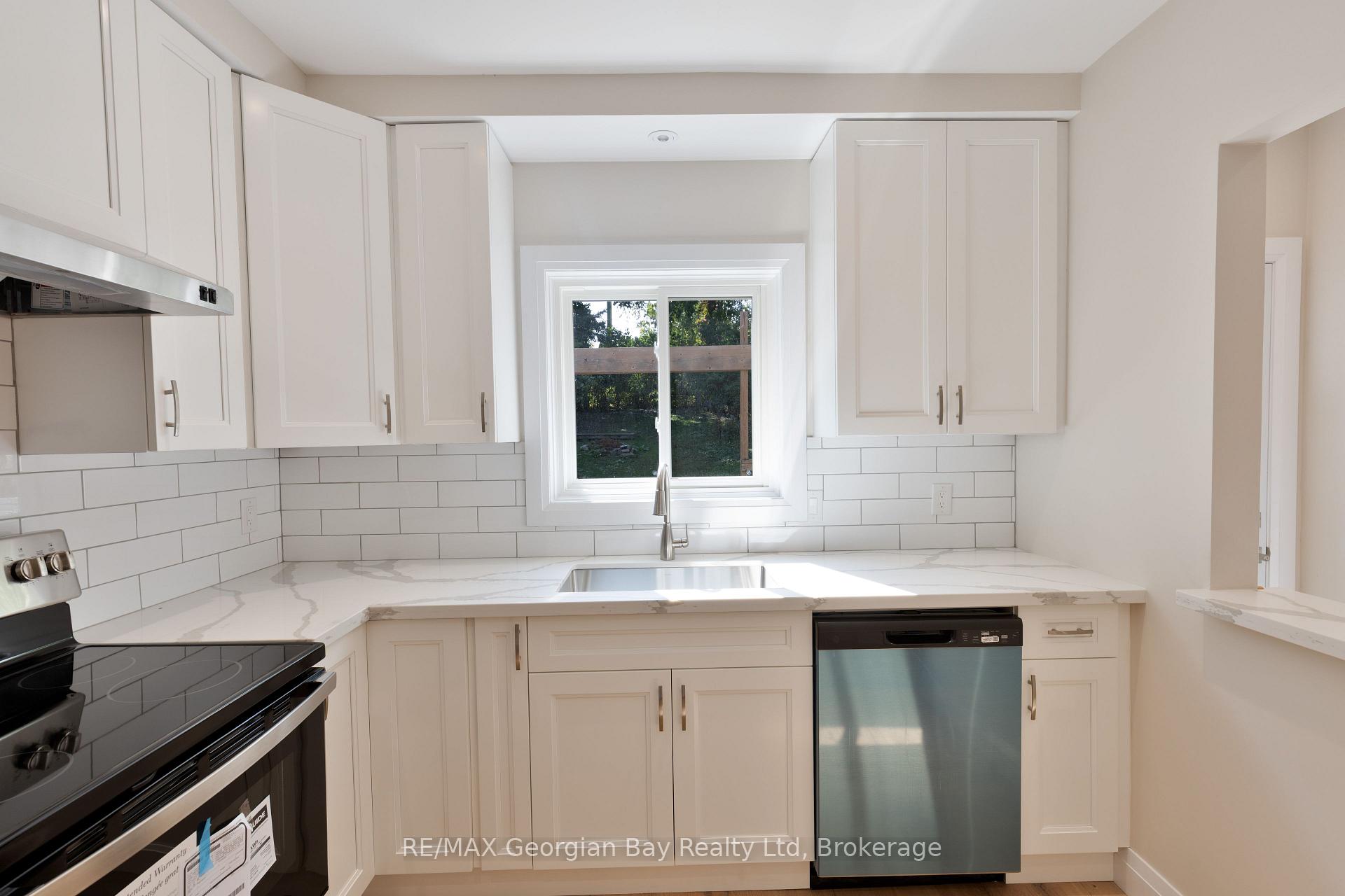 Photo 11 of 124 Ninth Street, Midland — HOMEH