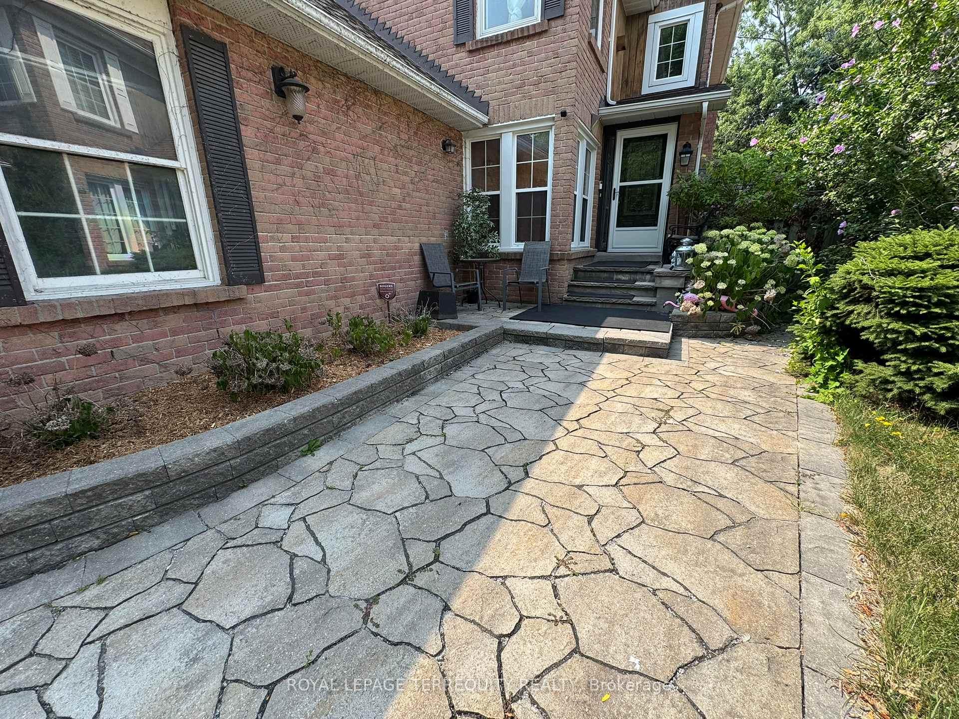 Photo 3 of 32 Juniper Crescent, Markham, Unionville — HOMEH