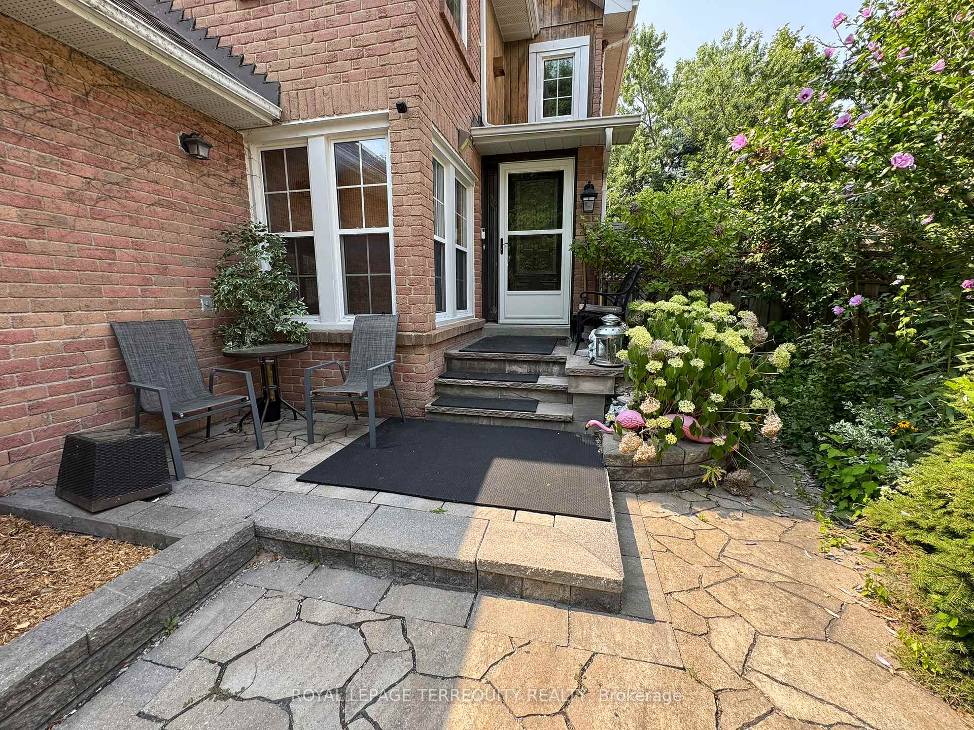 Photo 4 of 32 Juniper Crescent, Markham, Unionville — HOMEH