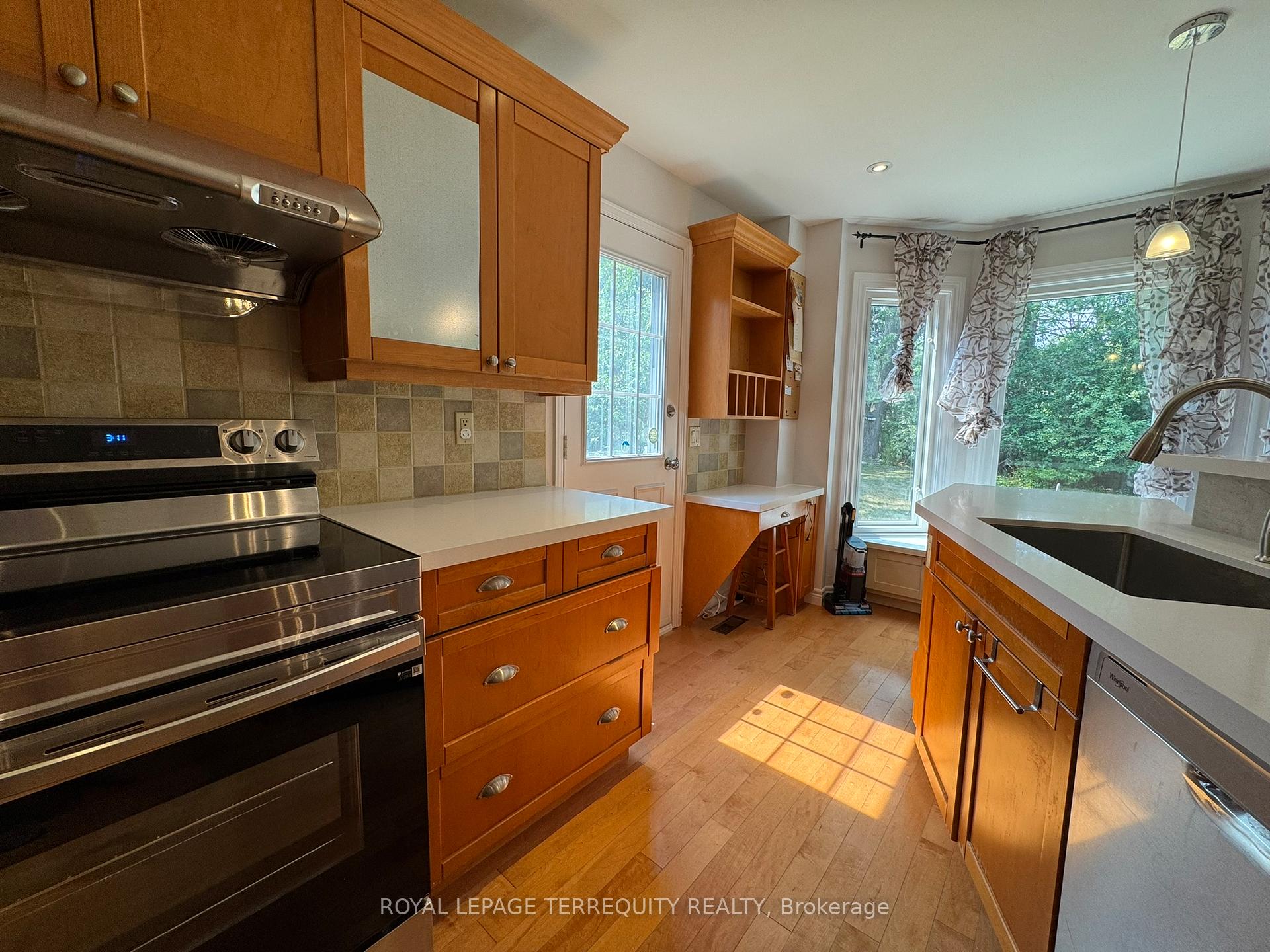 Photo 9 of 32 Juniper Crescent, Markham, Unionville — HOMEH