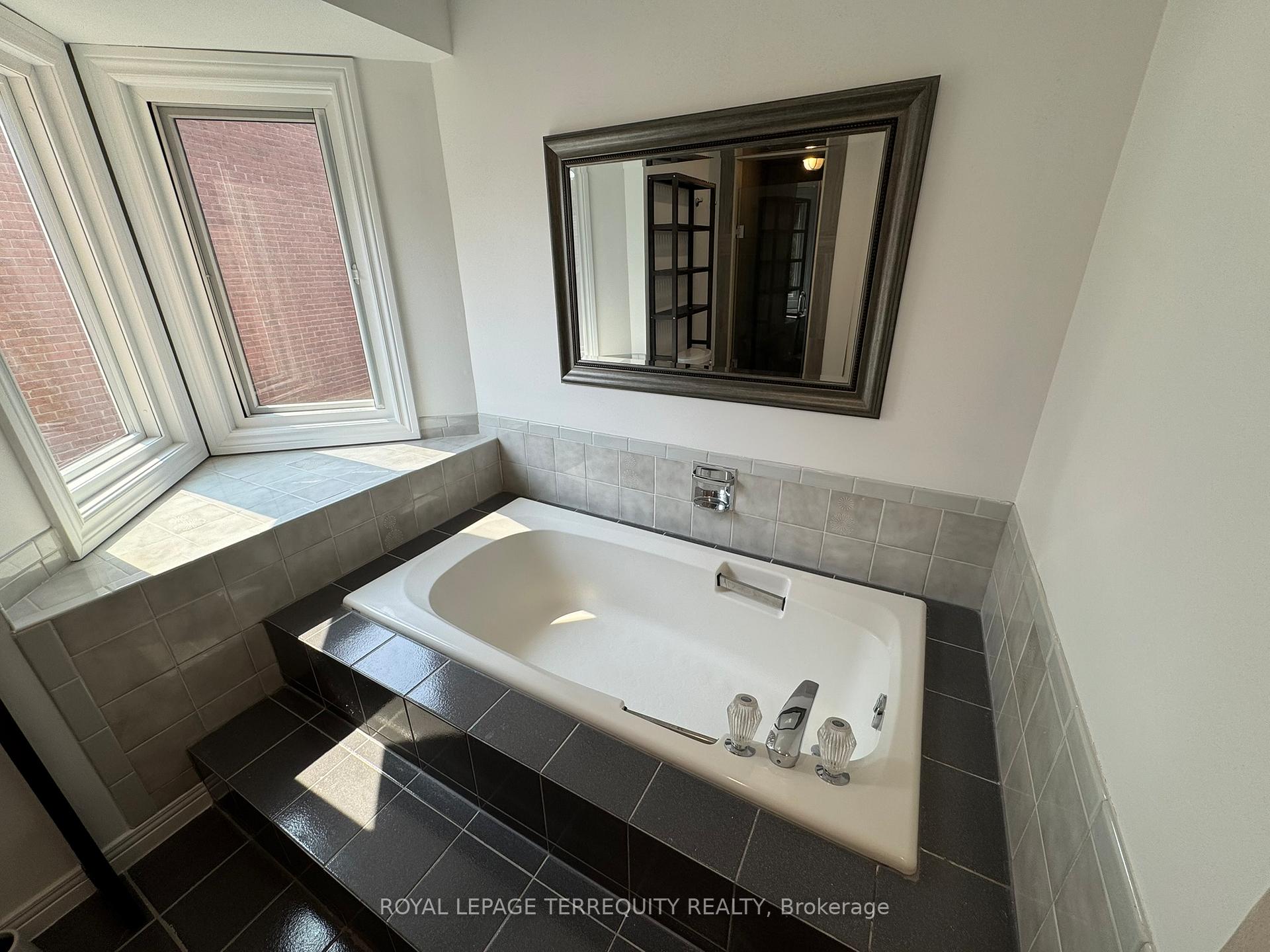 Photo 21 of 32 Juniper Crescent, Markham, Unionville — HOMEH