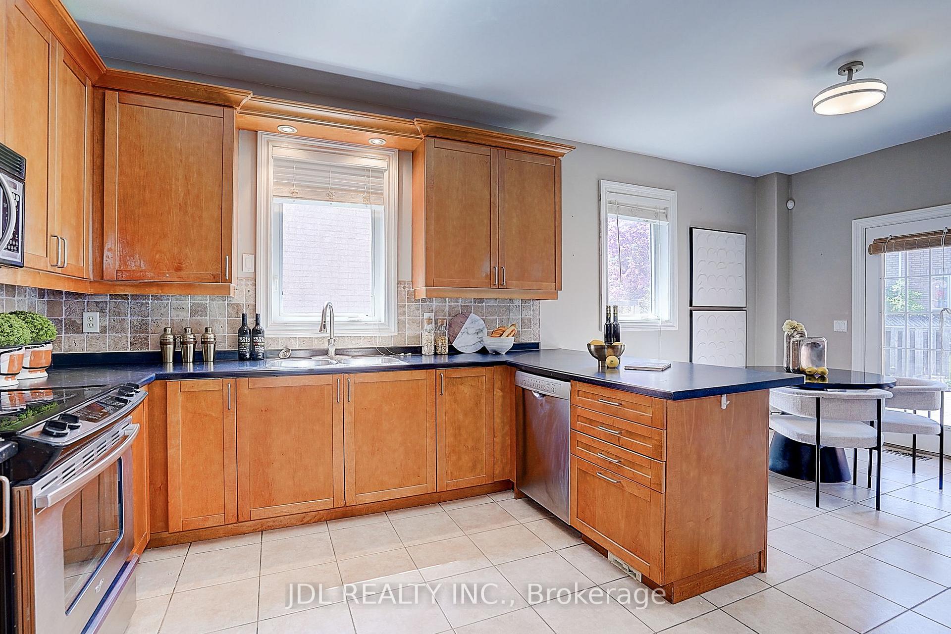 Photo 24 of 28 Emery Hill Boulevard, Markham, Berczy — HOMEH