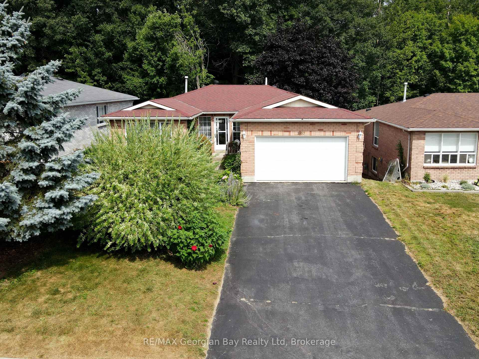 Photo 2 of 1057 Dina Crescent, Midland — HOMEH