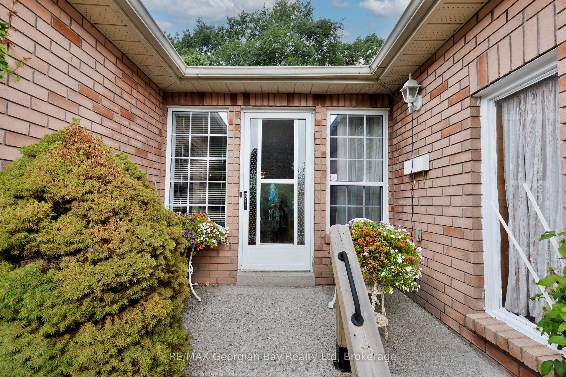 Photo 3 of 1057 Dina Crescent, Midland — HOMEH
