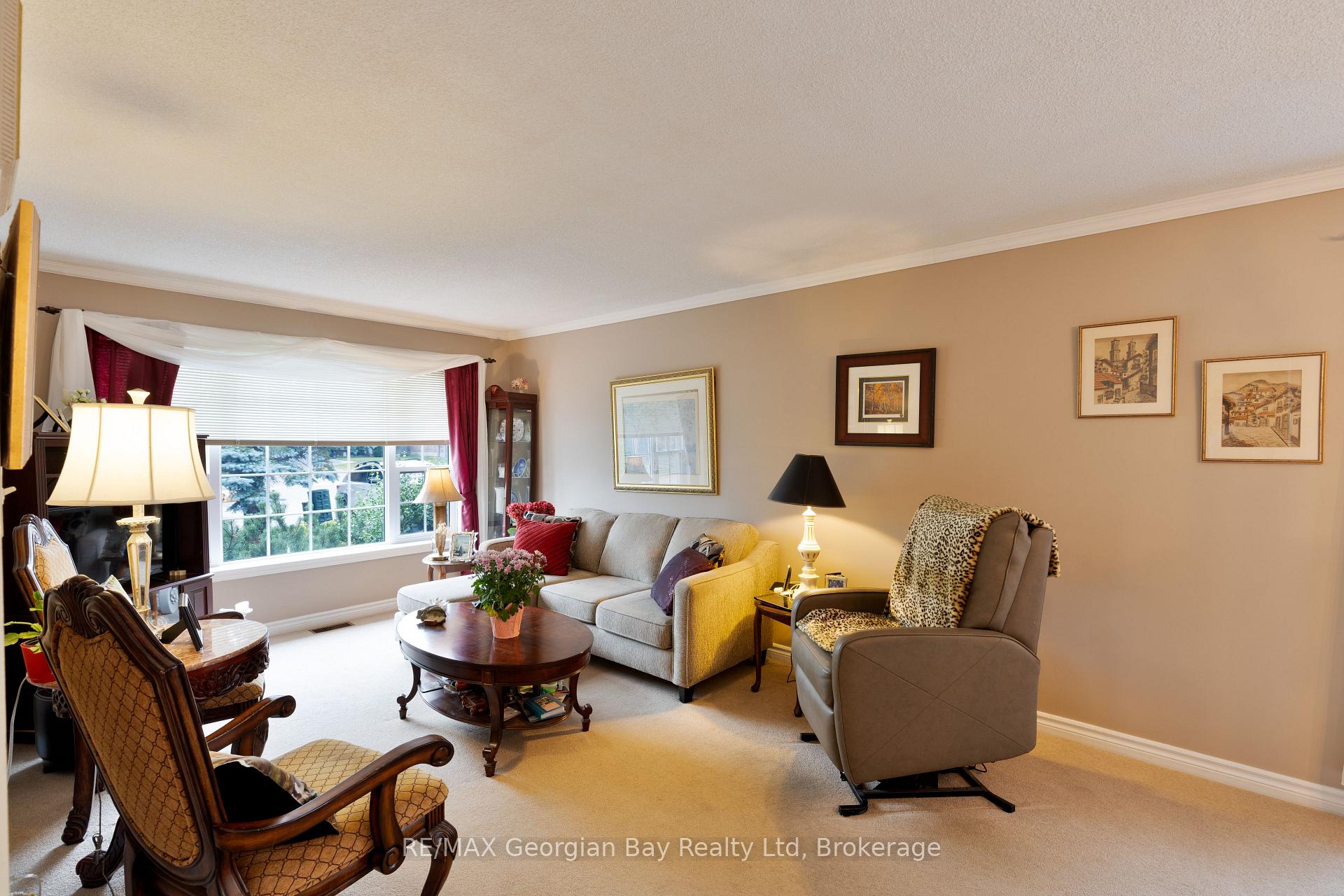 Photo 5 of 1057 Dina Crescent, Midland — HOMEH
