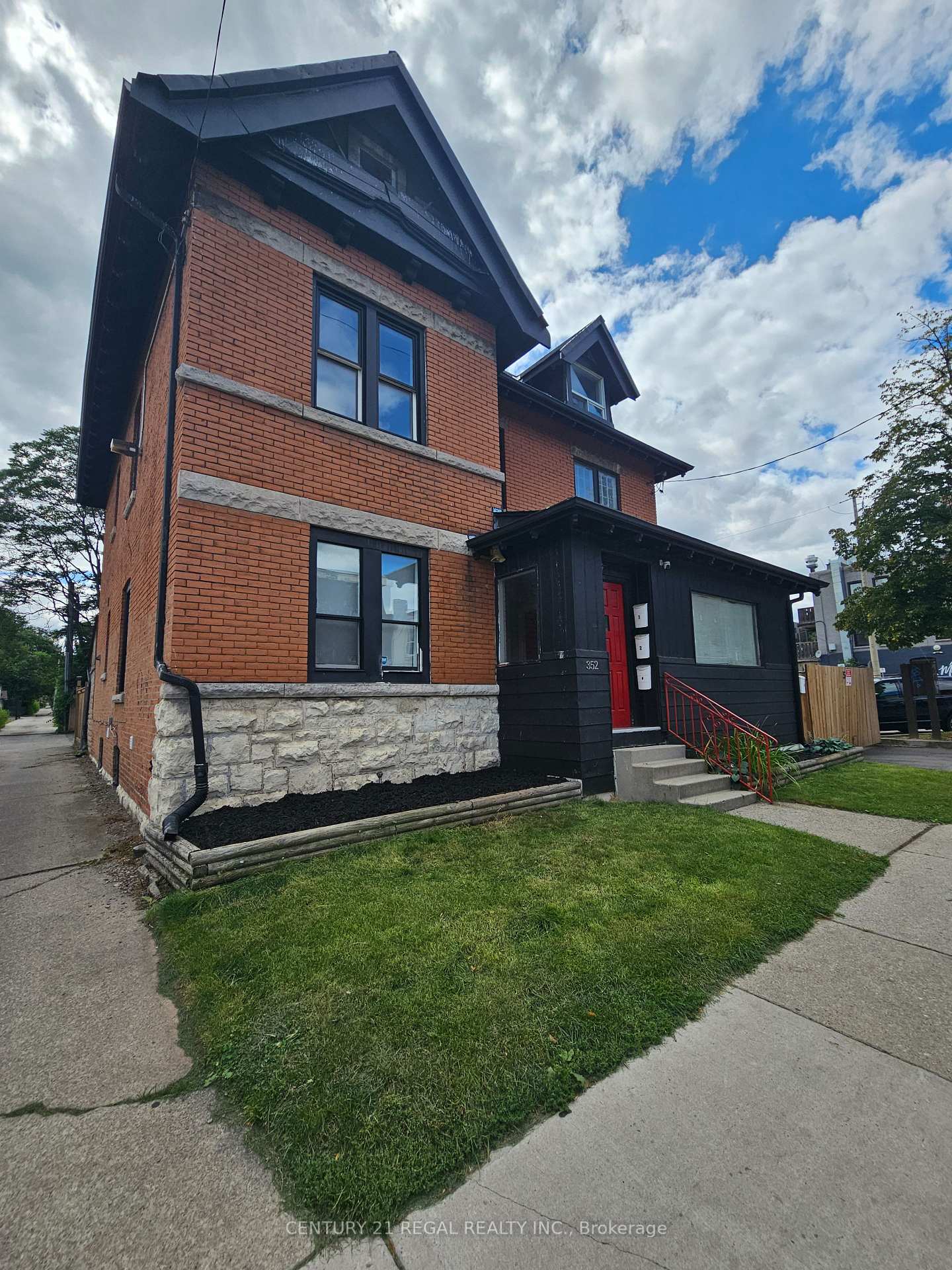 Photo 2 of Unit 2, 352 Barton Street E, Hamilton, Landsdale — HOMEH