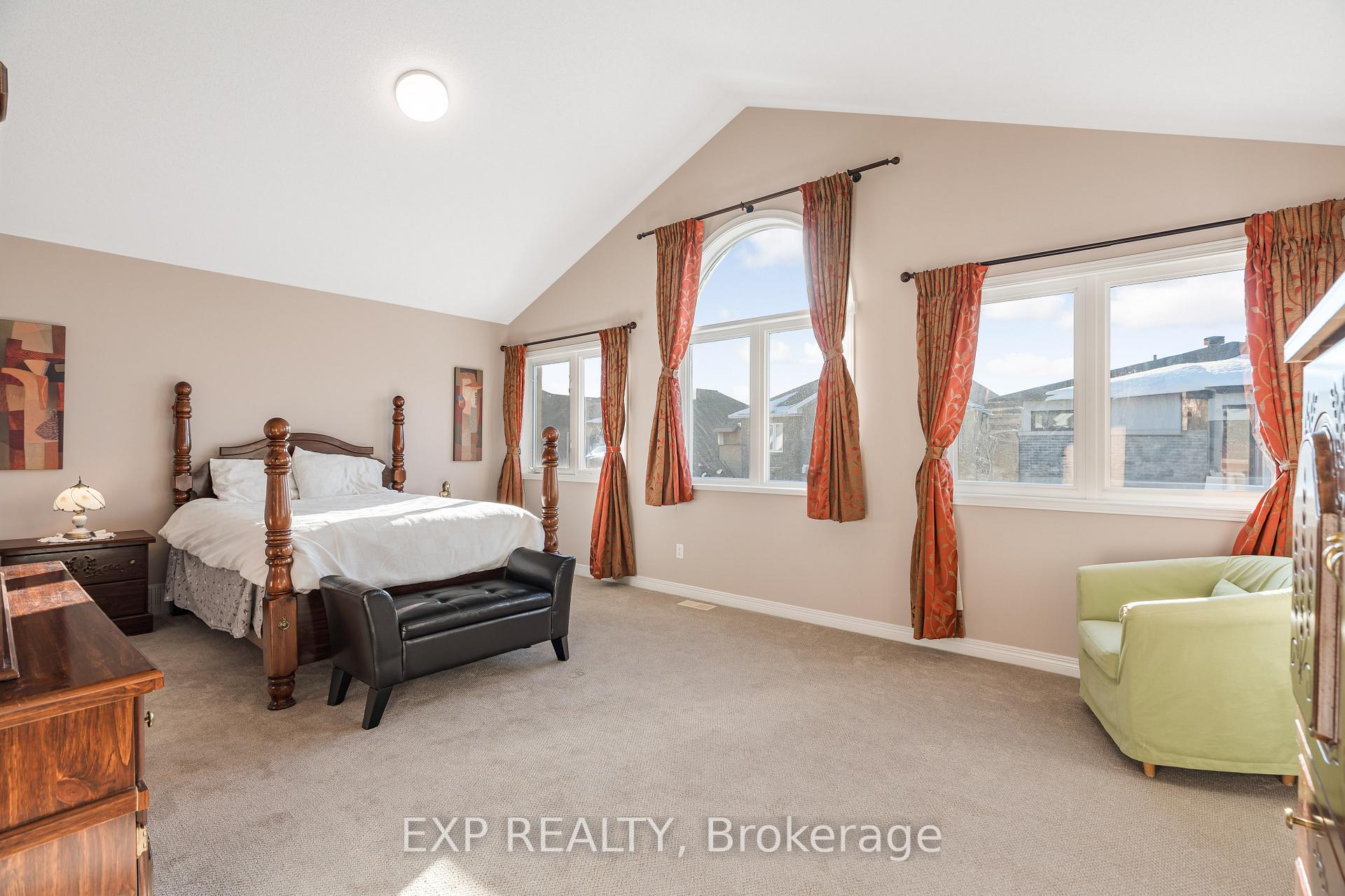 Photo 20 of 268 Madhu Crescent, Ottawa, Mooneys Bay — HOMEH