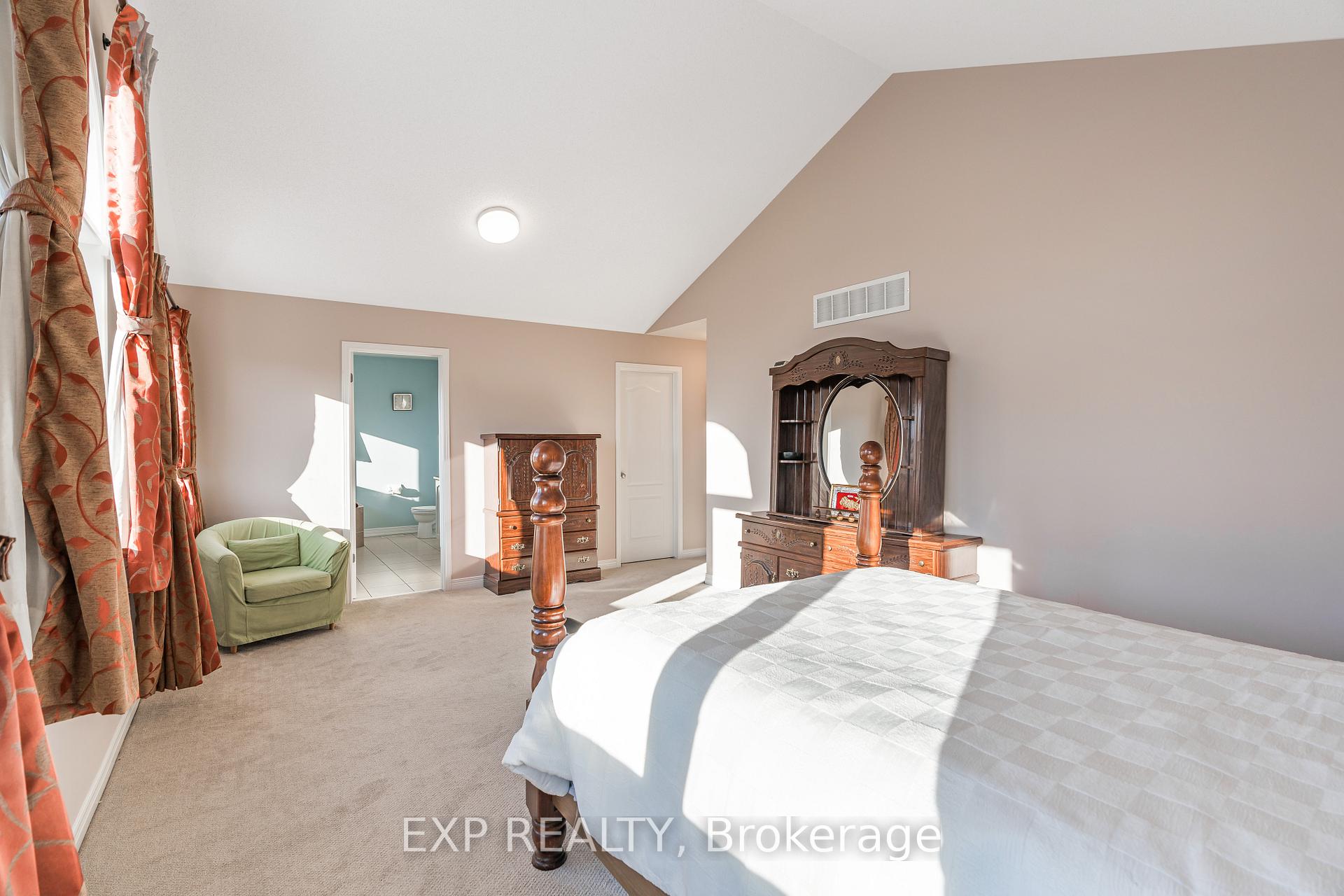 Photo 22 of 268 Madhu Crescent, Ottawa, Mooneys Bay — HOMEH