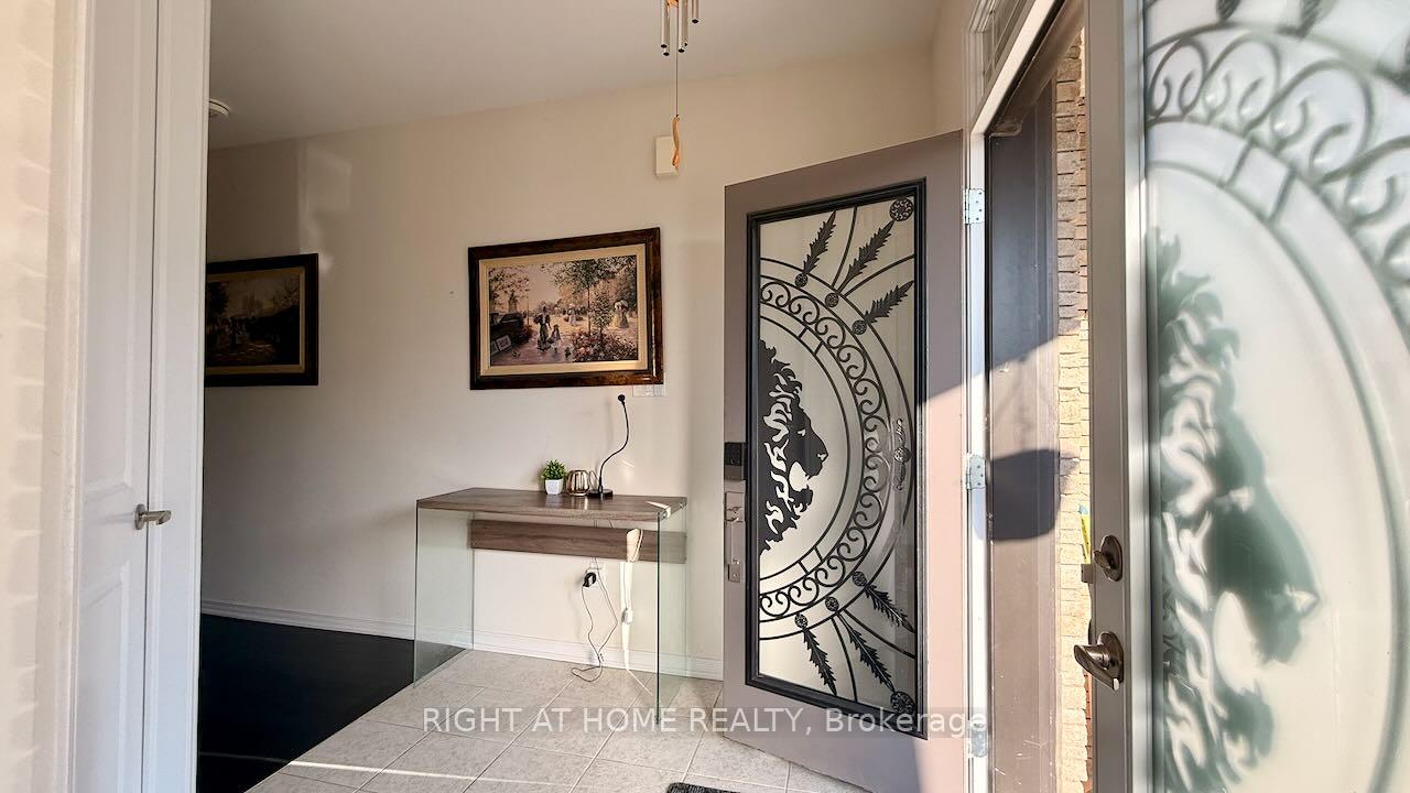 Photo 4 of 52 Royal Coachman Way, Hamilton, Stoney Creek Mountain — HOMEH