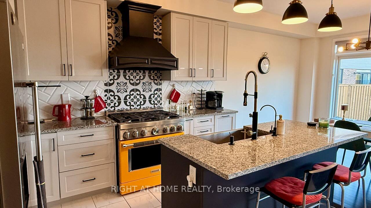 Photo 8 of 52 Royal Coachman Way, Hamilton, Stoney Creek Mountain — HOMEH