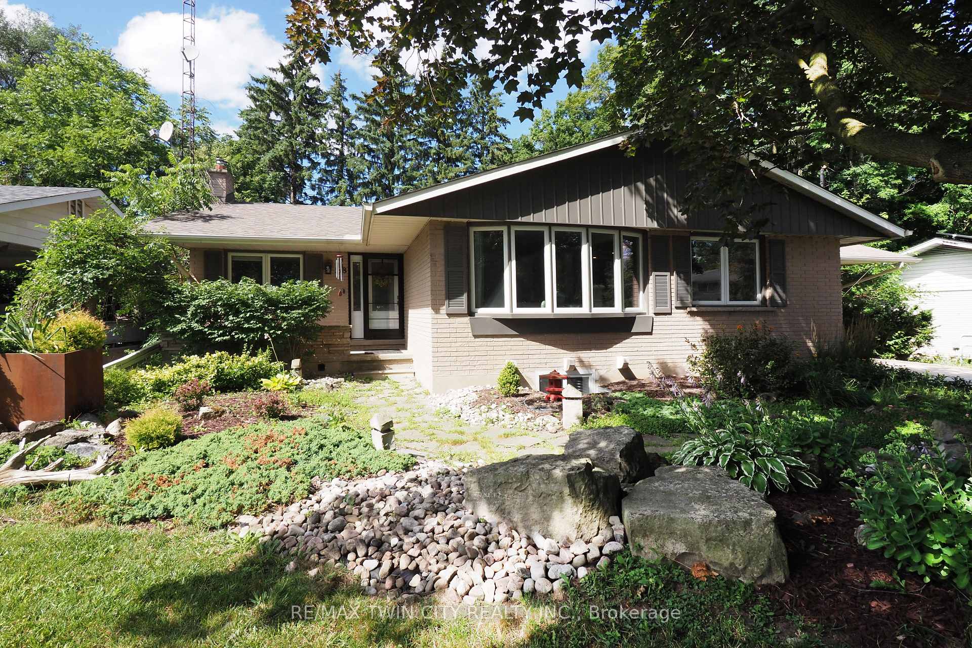 Photo 2 of 218 Greenbrook Drive, Kitchener — HOMEH