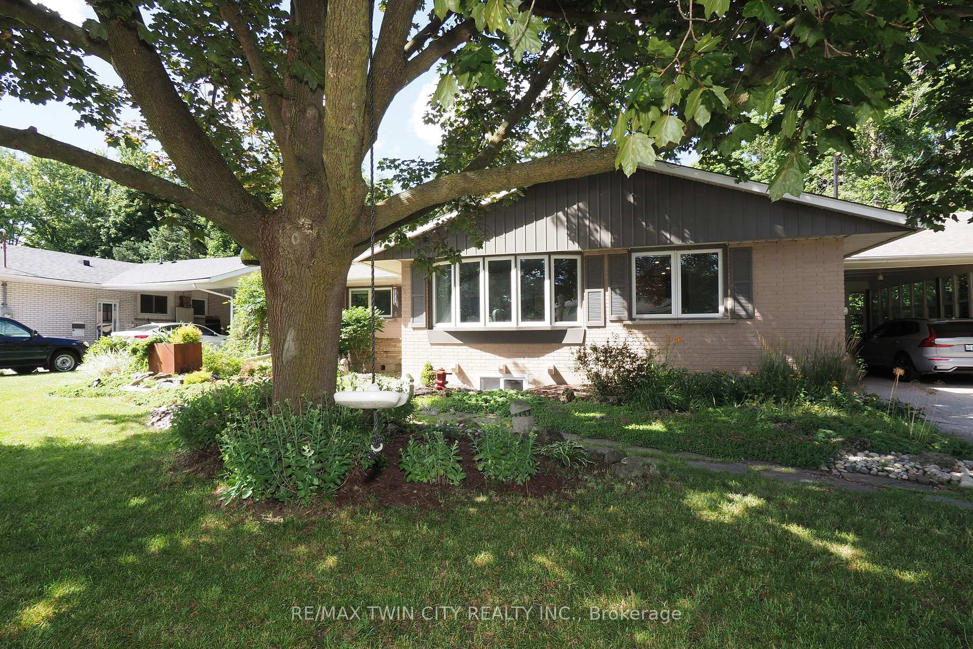 Photo 3 of 218 Greenbrook Drive, Kitchener — HOMEH