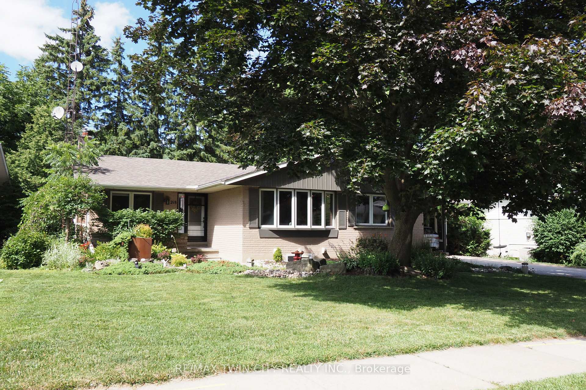 Photo 6 of 218 Greenbrook Drive, Kitchener — HOMEH