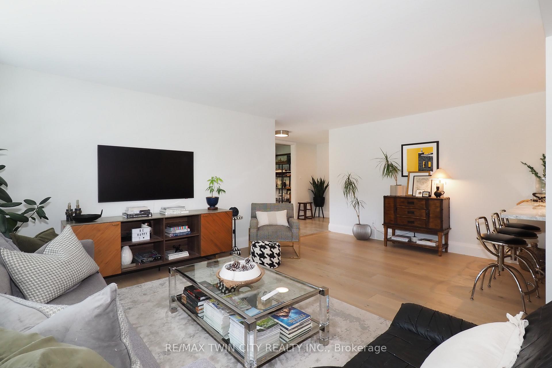Photo 11 of 218 Greenbrook Drive, Kitchener — HOMEH
