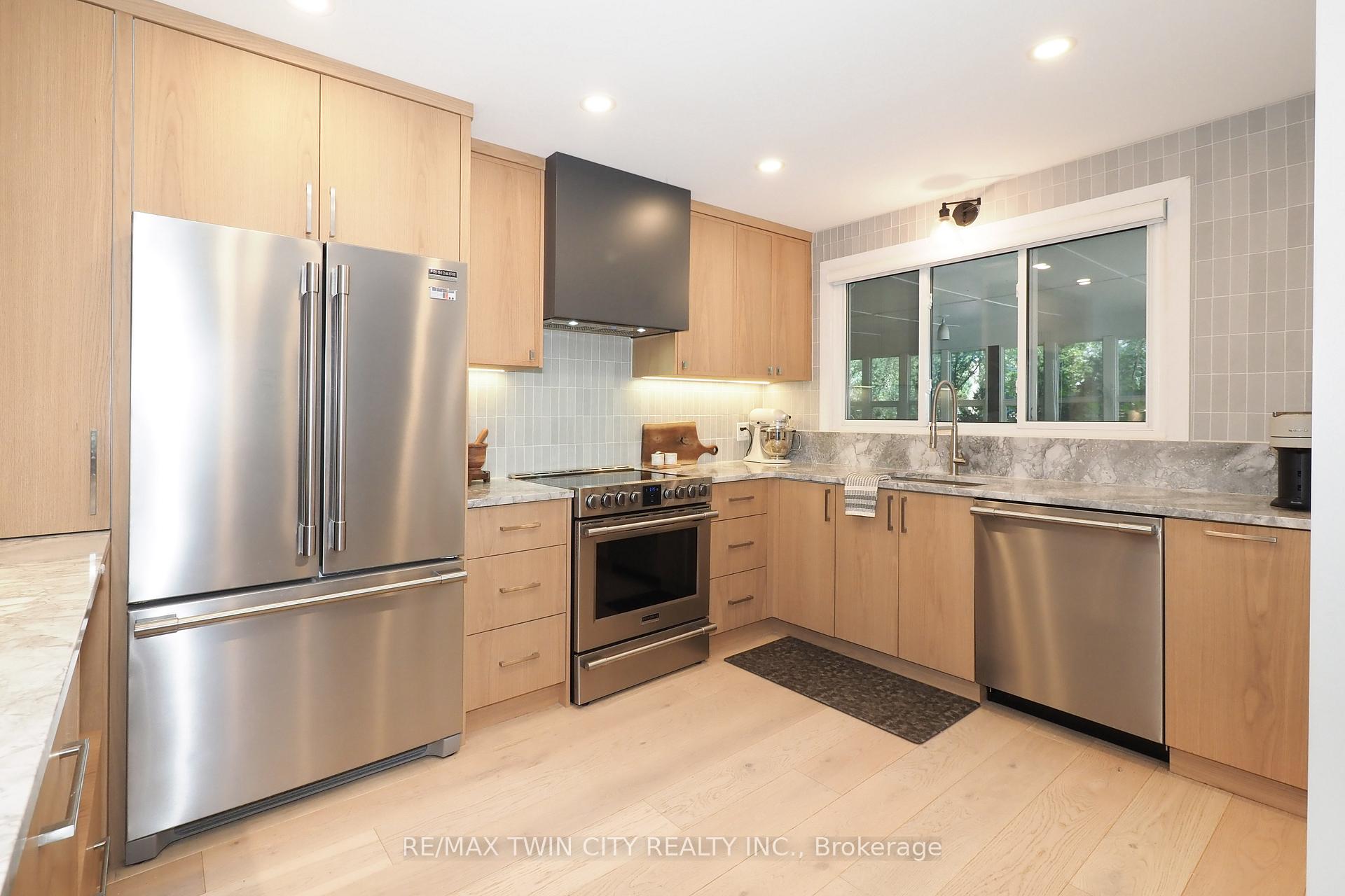 Photo 16 of 218 Greenbrook Drive, Kitchener — HOMEH