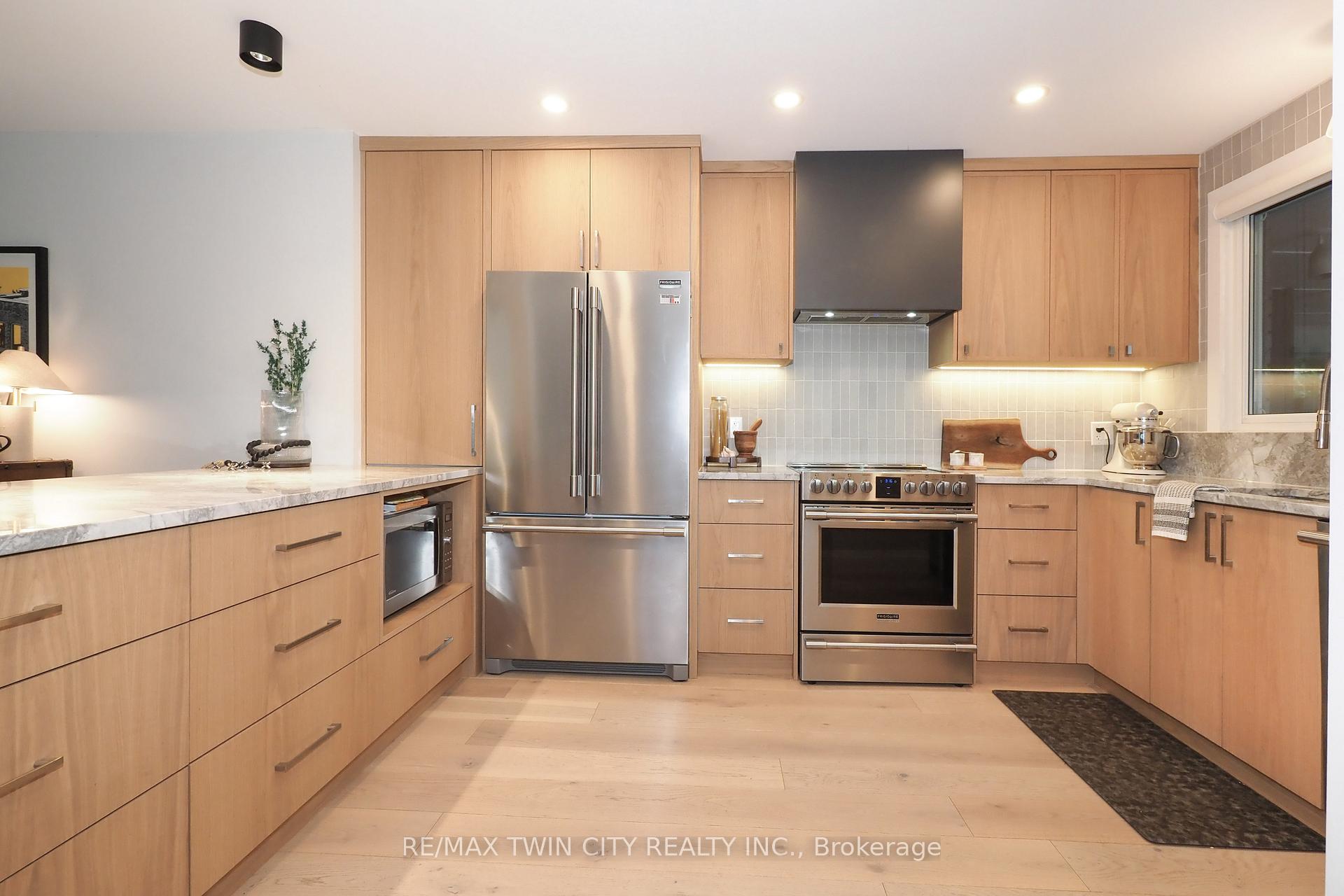 Photo 17 of 218 Greenbrook Drive, Kitchener — HOMEH