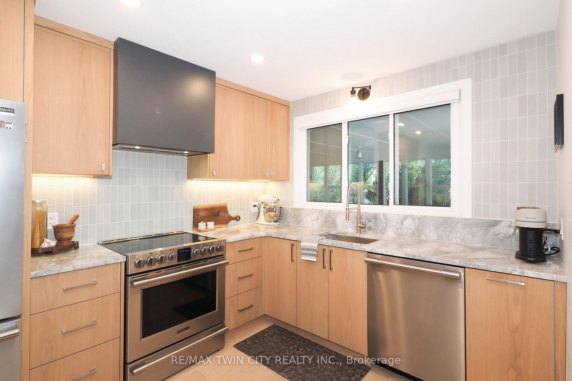 Photo 18 of 218 Greenbrook Drive, Kitchener — HOMEH