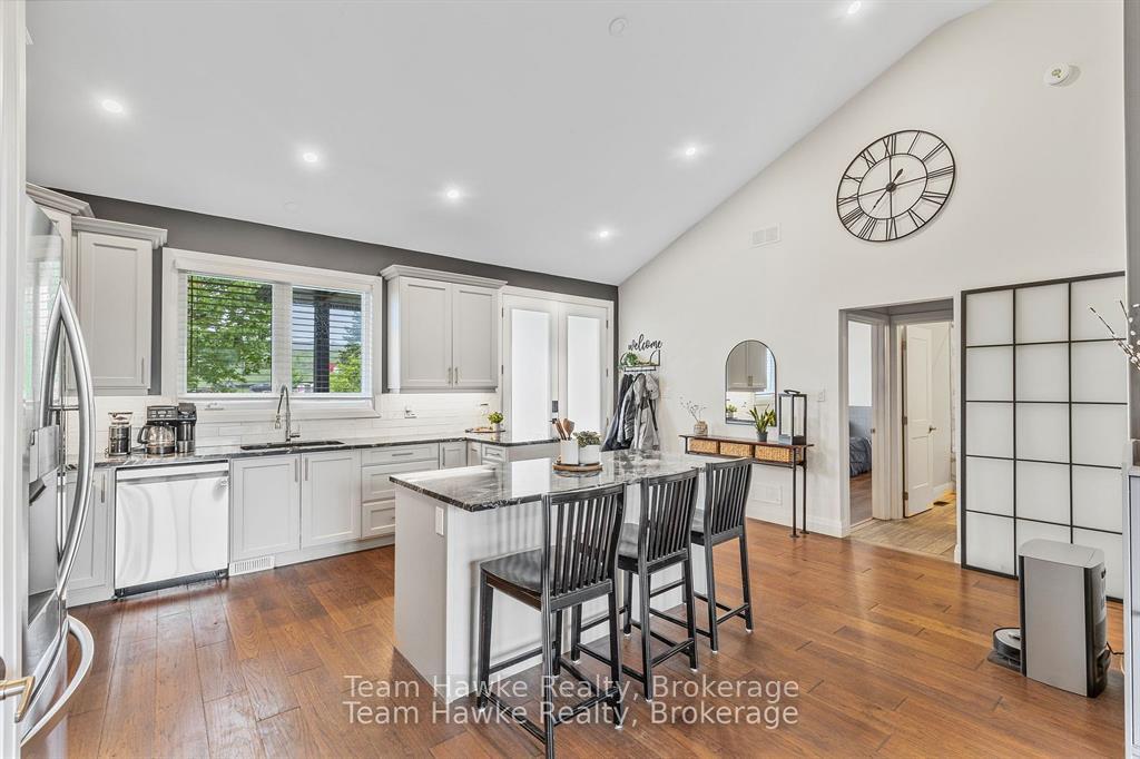 Photo 11 of 969 William Street, Midland — HOMEH