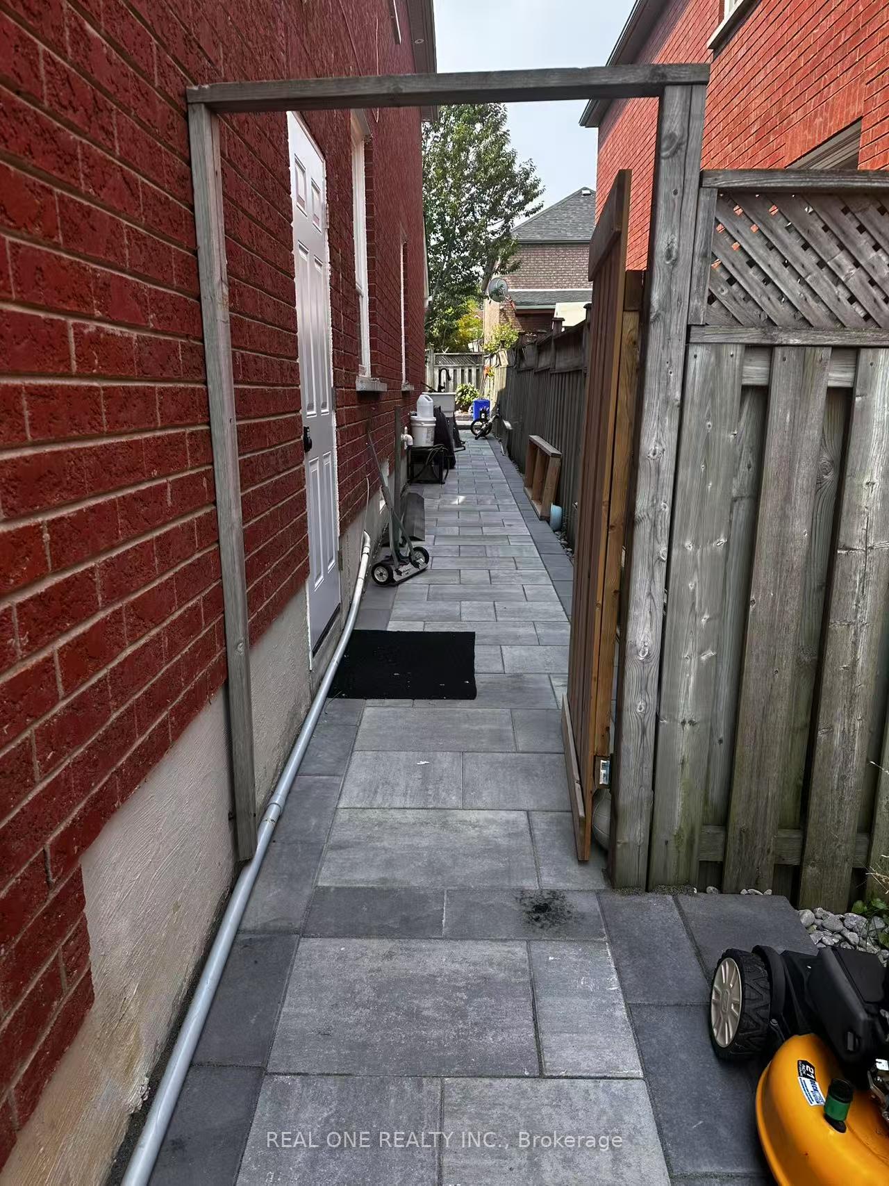 Photo 2 of Unit Upper L, 283 Doubtfire Crescent, Markham, Middlefield — HOMEH