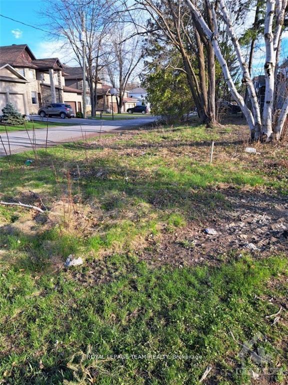 Photo 3 of 1561 Minaki Avenue, Ottawa, Mooneys Bay — HOMEH