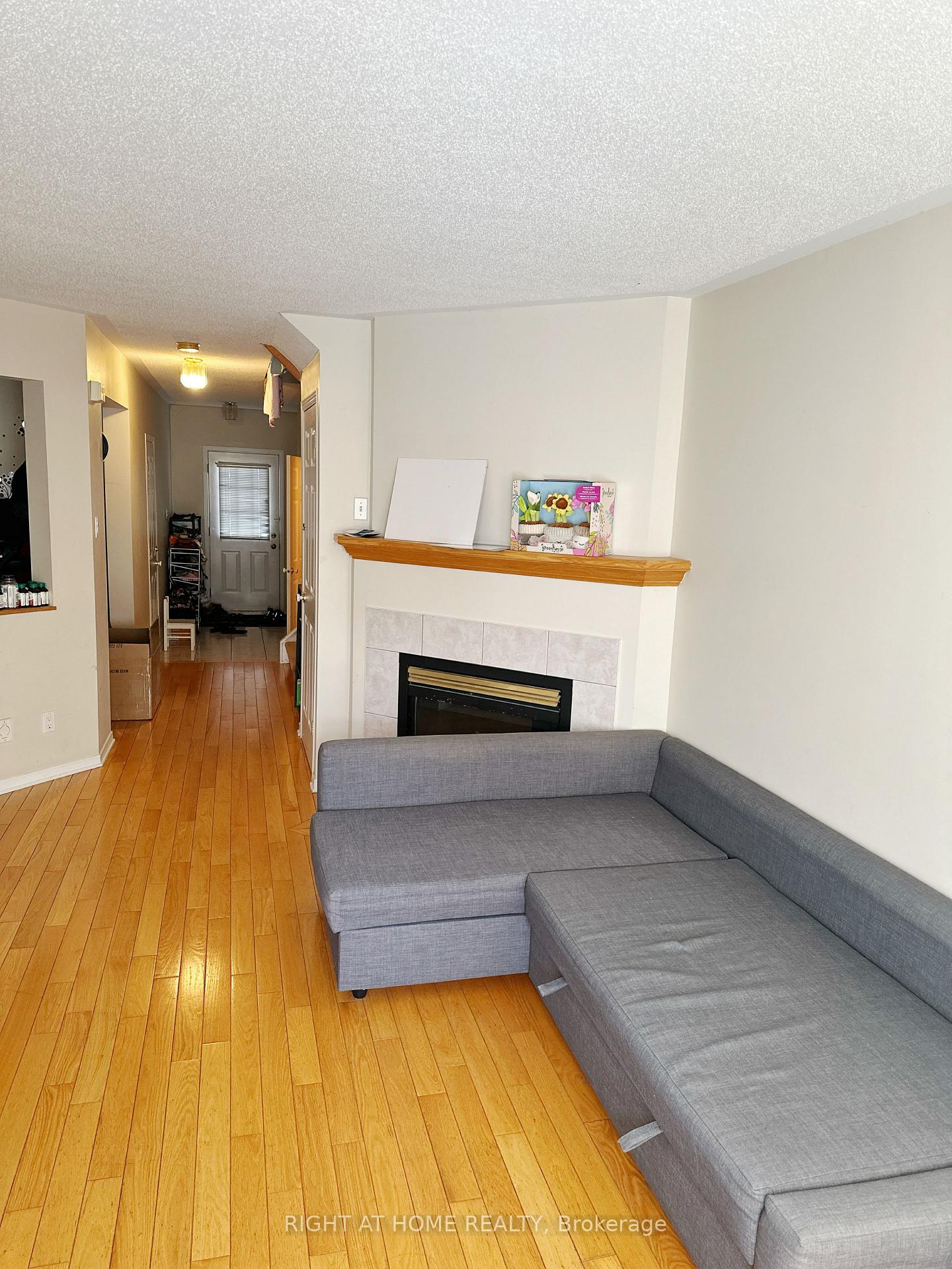 Photo 5 of 10 Kettleby Street, Ottawa, Kanata - Beaverbrook — HOMEH