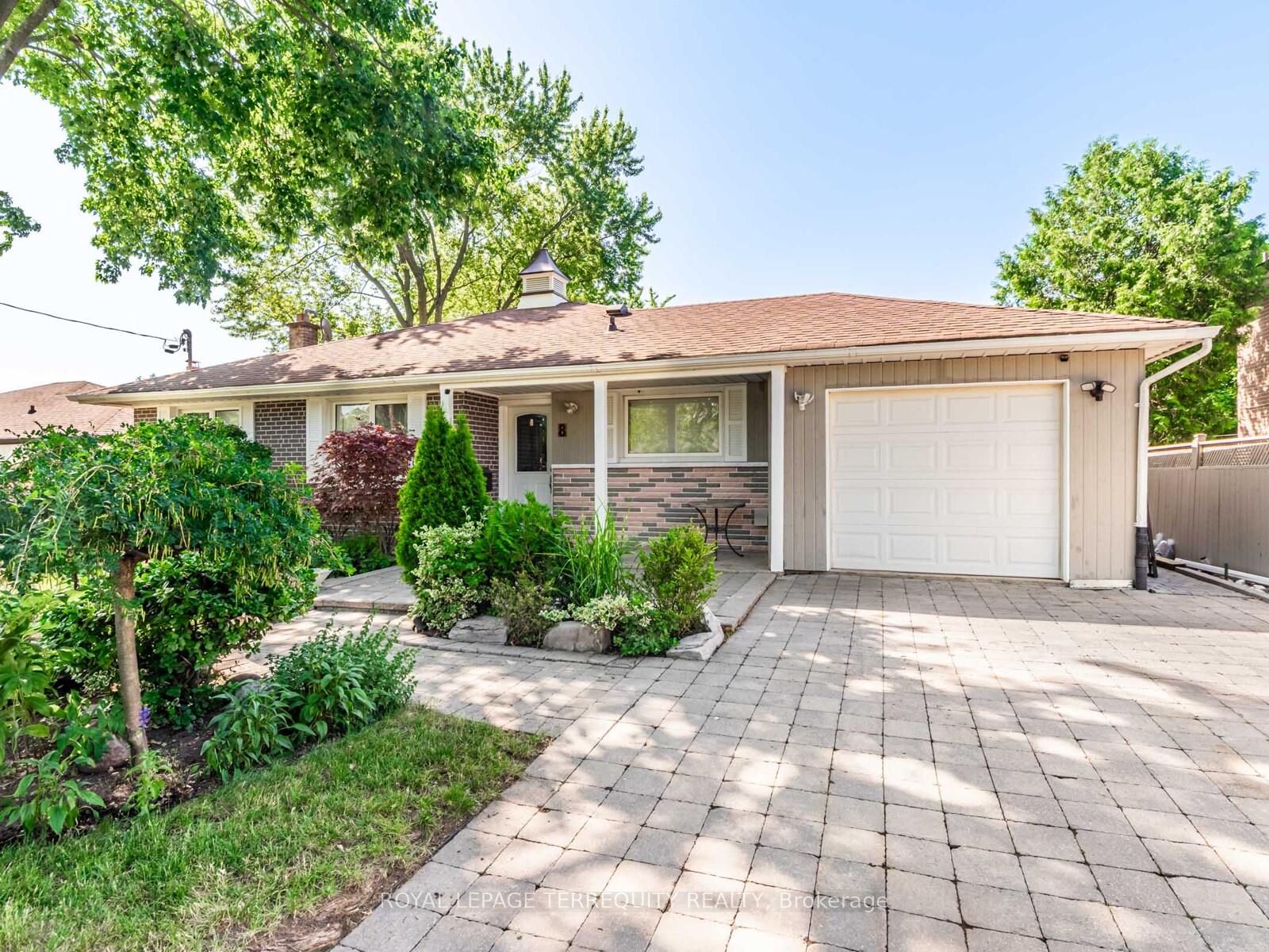 Photo 2 of 8 Lincoln Green Drive, Markham, Bullock — HOMEH