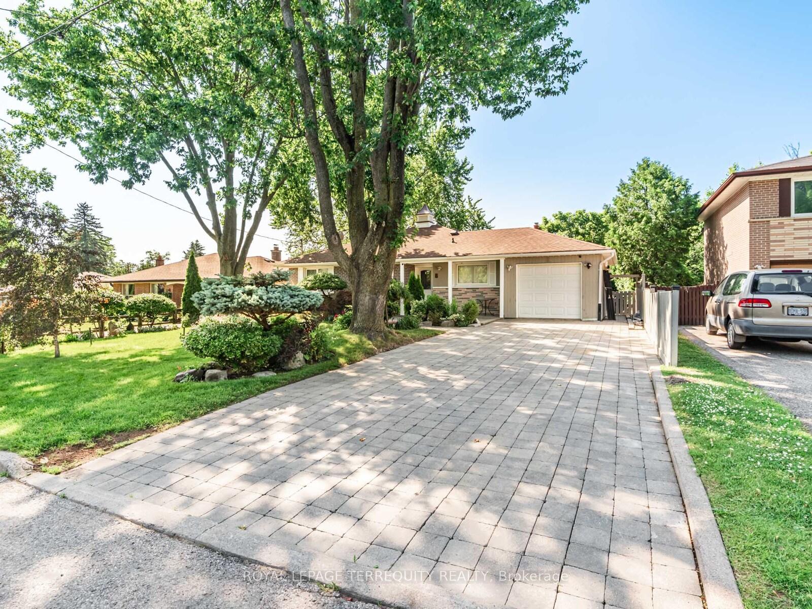 Photo 3 of 8 Lincoln Green Drive, Markham, Bullock — HOMEH