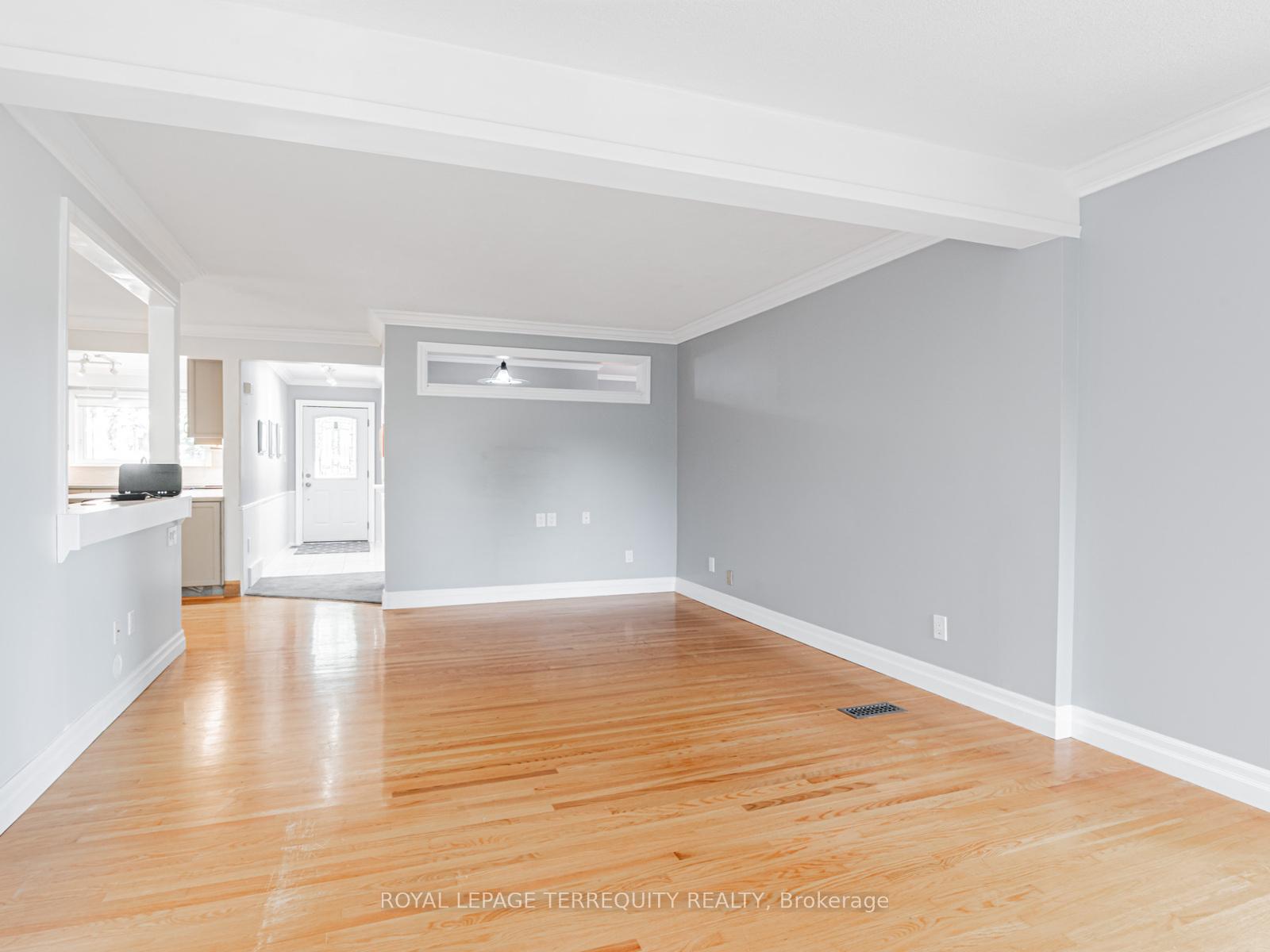Photo 6 of 8 Lincoln Green Drive, Markham, Bullock — HOMEH